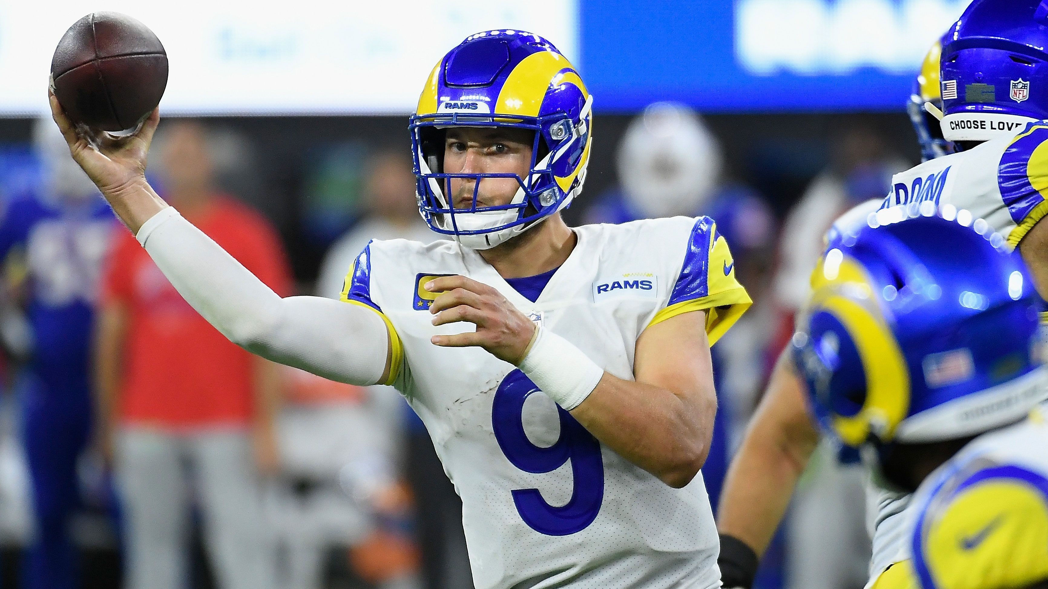 
                <strong>Week 1: Matthew Stafford (Los Angeles Rams)</strong><br>
                Auch wenn die LA Rams beim Season Opener gegen die Buffalo Bills die zweithöchste Auftaktniederlage eines amtierenden Super-Bowl-Champions hinnehmen mussten (10:31), stellte Rams-Quarterback Matthew Stafford einen Rekord ein. Im 183. Spiel knackte der Spielmacher die 50.000 Passing Yards. Damit egalisierte er den Rekord von Drew Brees, der ebenfalls nur 183 Spiele für diese Marke benötigte.
              