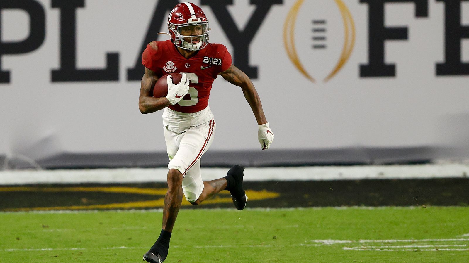 
                <strong>10. Pick: Philadelphia Eagles - DeVonta Smith</strong><br>
                &#x2022; Wide Receiver -<br>&#x2022; Alabama -<br>&#x2022; Trade mit den Dallas Cowboys für Picks 12 und 84<br>
              