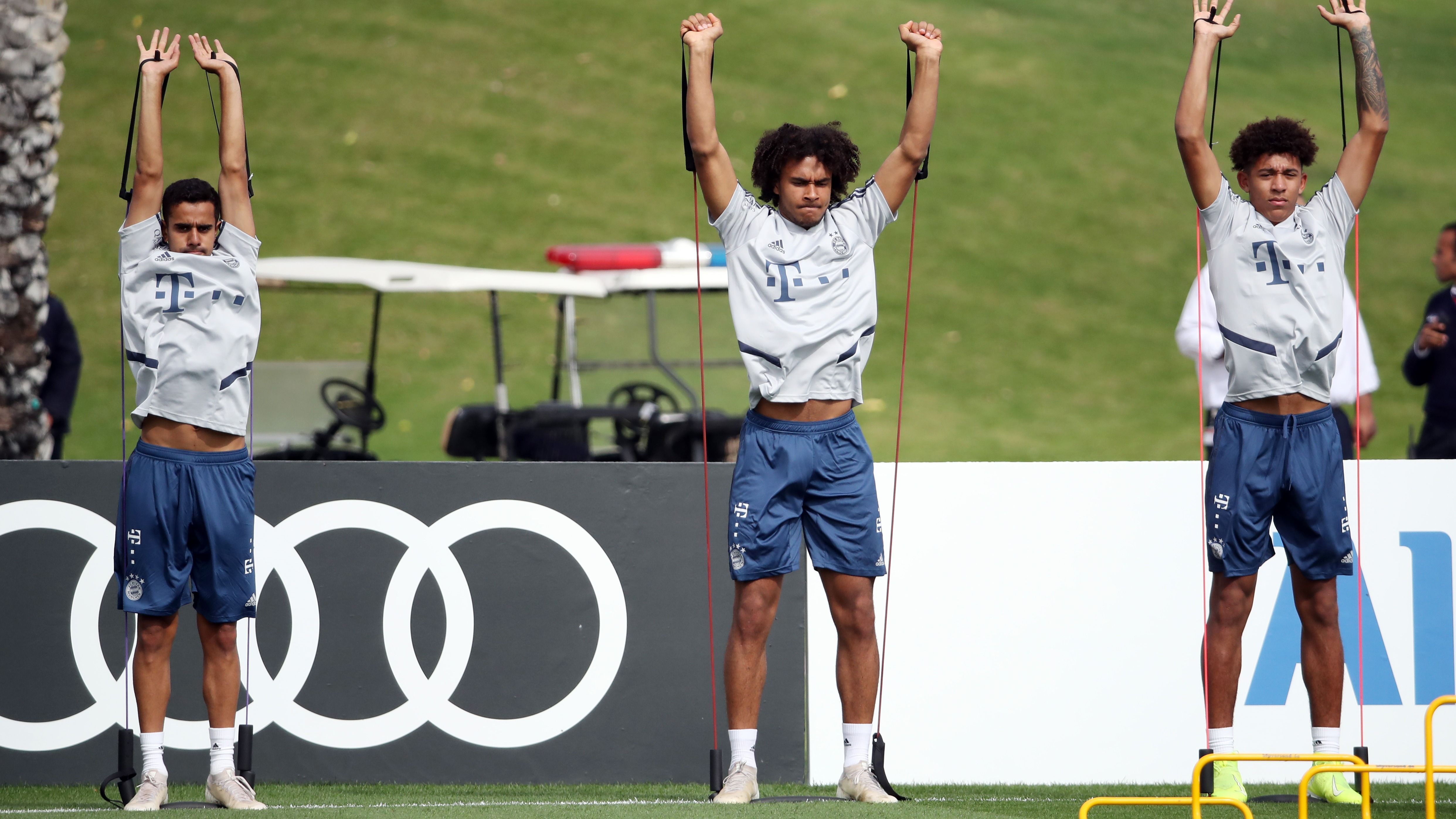 
                <strong>Die Nachwuchsspieler im Trainingslager des FC Bayern</strong><br>
                Mit 26 Spielern reiste der FC Bayern zur Rückrundenvorbereitung ins Wintertrainingslager nach Katar. Trainer Hansi Flick nahm dabei auch einige Talente und junge Profis aus der A-Jugend und der zweiten Mannschaft mit, die er auf ihre Bundesliga-Tauglichkeit prüft. Manche von ihnen bestritten auch schon Bundesligaspiele. ran.de stellt die Nachwuchsspieler vor, die mit dem FC Bayern in Doha trainieren.
              