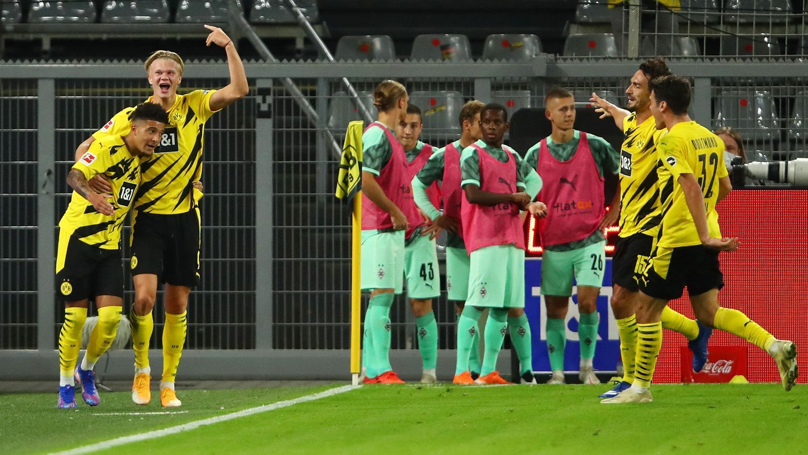 
                <strong>Gewinner: Borussia Dortmund</strong><br>
                Ein Auftakt nach Maß gelang auch dem gefährlichsten Bayern-Jäger. Der 3:0-Sieg gegen Borussia Mönchengladbach war zu keinem Zeitpunkt gefährdet. Besonders erfrischend waren dabei die jungen Wilden in den Reihen des BVB, deren Vorwärtsdrang kein Ende zu nehmen schien. In der 35. Minute brachten zwei 17-Jährige die große Borussia auf die Siegerstraße, als Neuzugang Jude Bellingham Giovanni Reyna vor dem 1:0 bediente. Danach traf Erling Haaland doppelt und fertig war der lupenreine Saisonauftakt. So wird uns der BVB noch viel Spaß machen.
              