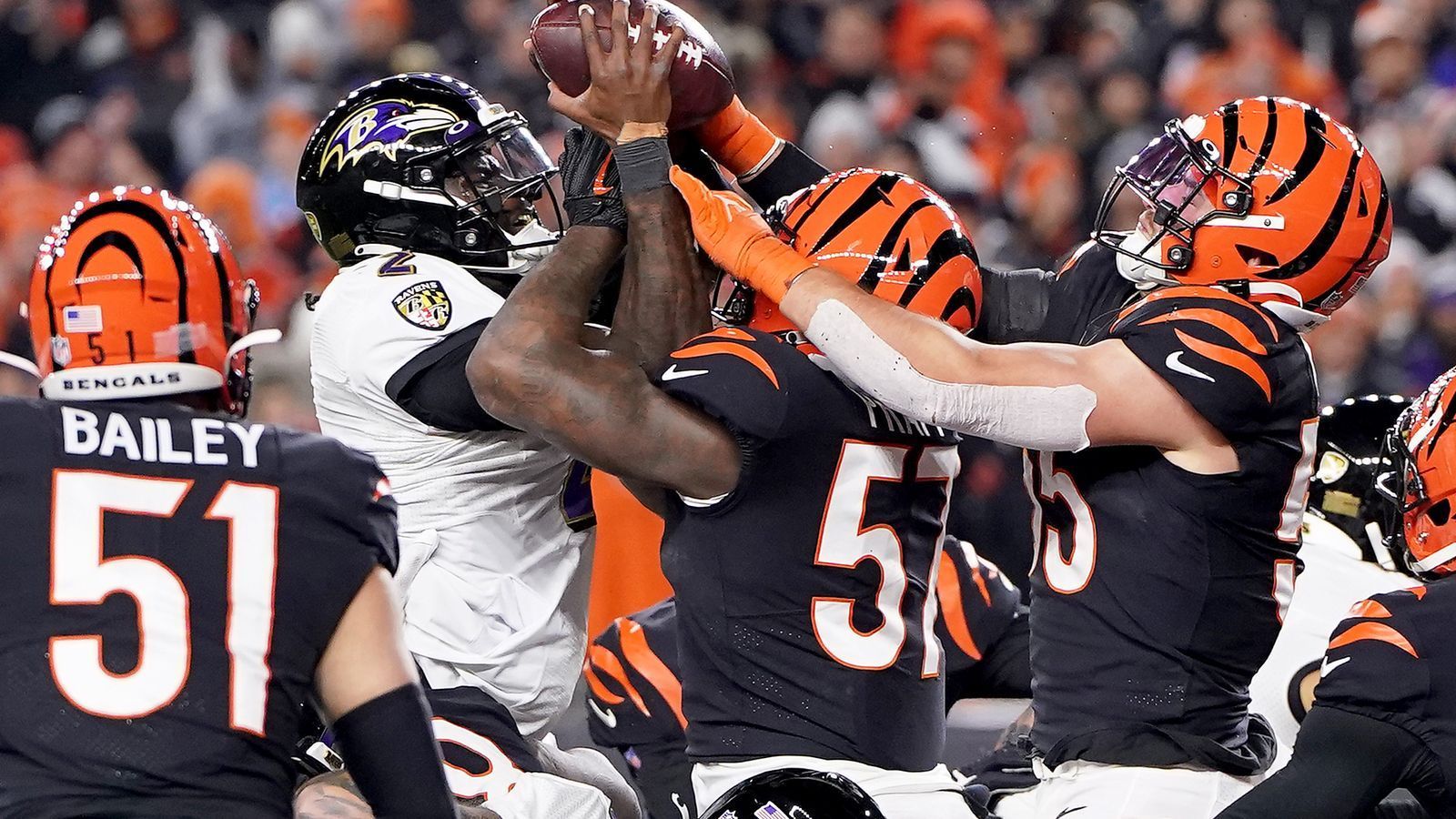 
                <strong>16. Januar - Bengals ebenfalls mit Problemen</strong><br>
                Die Cincinnati Bengals quälen sich in der Wild Card Round beim erneuten Duell gegen die Baltimore Ravens mit einem 24:17 weiter. Matchwinner wird dabei Defensive End Sam Hubbard, der einen Fumble für 98 Yards zum entscheidenden Touchdown in die Endzone trägt. Und das zu einem Zeitpunkt, an dem die Bengals das Spiel gegen die Lamar-Jackson-losen Ravens aus der Hand zu geben droht. Dank Hubbard kommen die Bengals gerade noch mit einem blauen Auge davon. Wermutstropfen: Left Tackle Jonah Williams springt die linke Kniescheibe heraus. Er ist für das Wiedersehen mit den Bills fraglich.
              