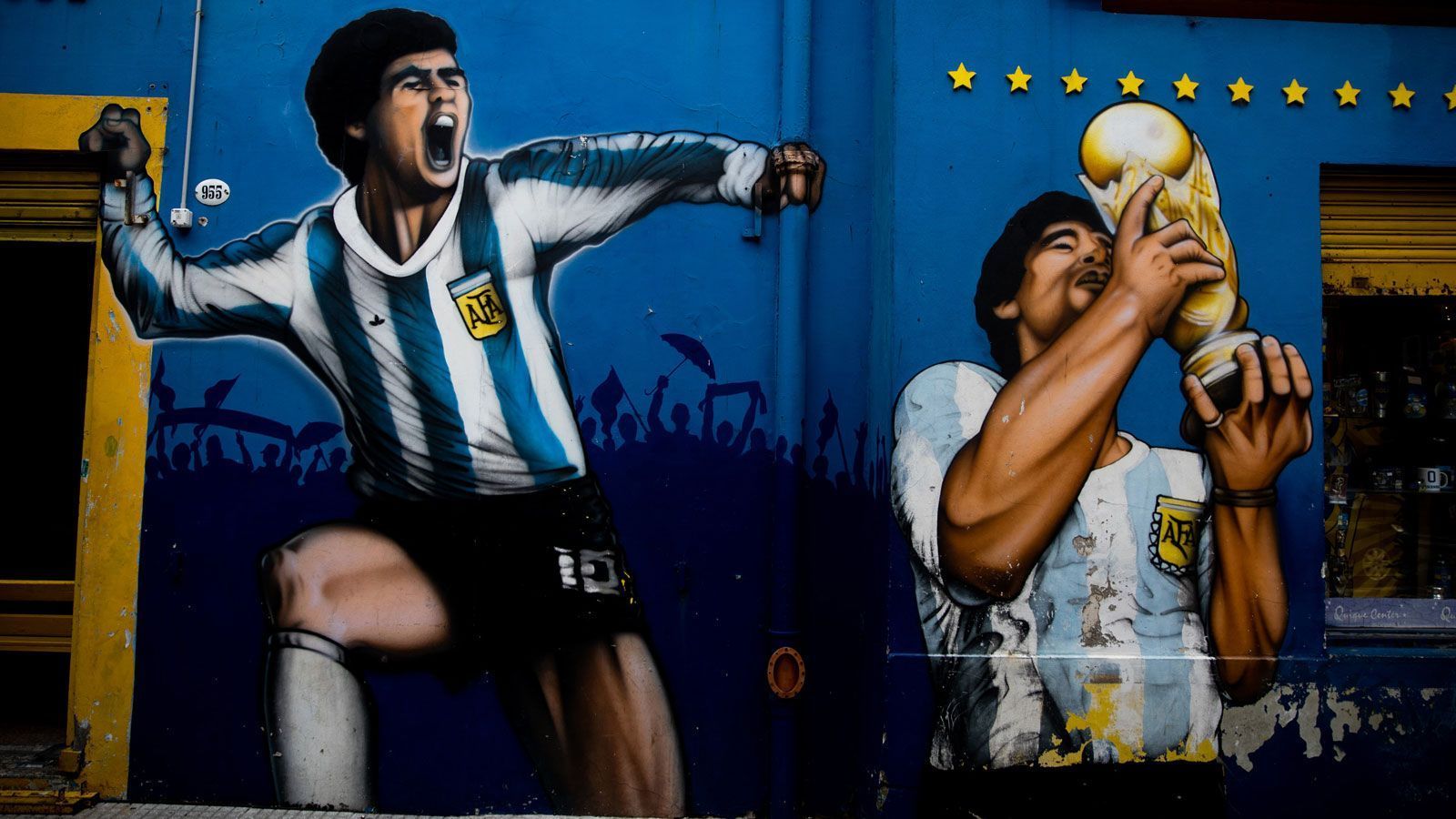
                <strong>Wie er uns in Erinnerung bleibt </strong><br>
                Es sind nicht die Trainerstationen oder die Kokain-Skandale, die uns vorrangig in Erinnerung bleiben: Er wird nicht nur in Argentinien und Neapel als einer der größten Fußball-Stars der Geschichte verehrt. Der dribbelstarke und elegante Diego Armando Maradona, der nicht nur mit seinem Jahrhundert-Tor und der Hand Gottes Geschichte geschrieben hat - sondern mehrere Generationen verzaubert hat. Ruhe in Frieden, Legende!
              