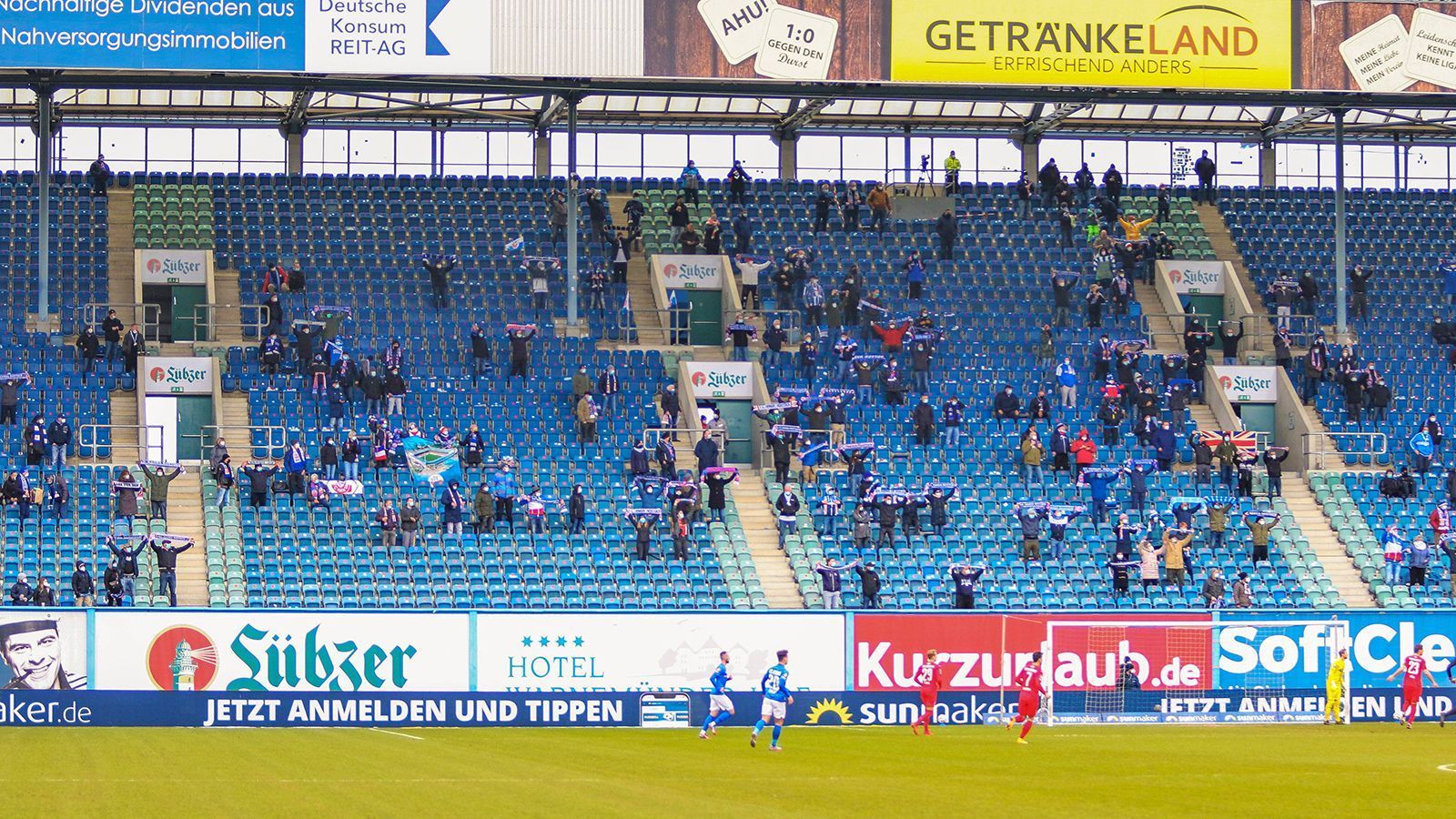 
                <strong>Endlich kommt wieder ein Hauch Heimspiel-Atmosphäre auf</strong><br>
                Die Zuschauer verteilten sich auf den Plätzen hinter dem Tor. Und die wurden rasch zu Stehplätzen umfunktioniert.
              