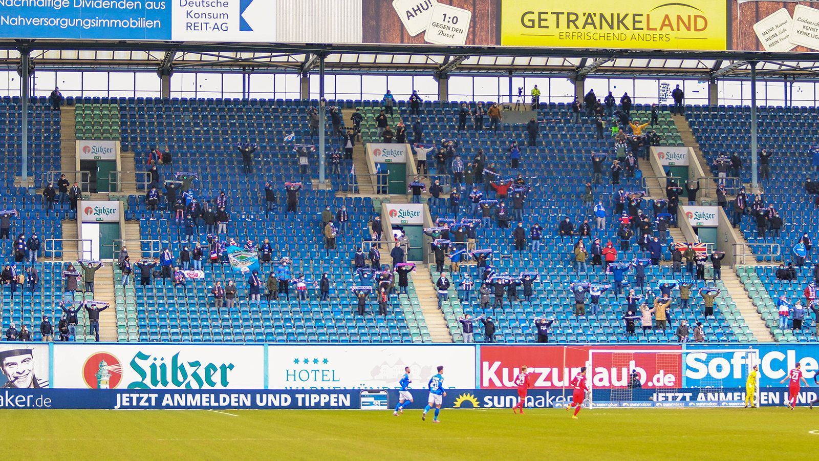 
                <strong>Endlich kommt wieder ein Hauch Heimspiel-Atmosphäre auf</strong><br>
                Die Zuschauer verteilten sich auf den Plätzen hinter dem Tor. Und die wurden rasch zu Stehplätzen umfunktioniert.
              