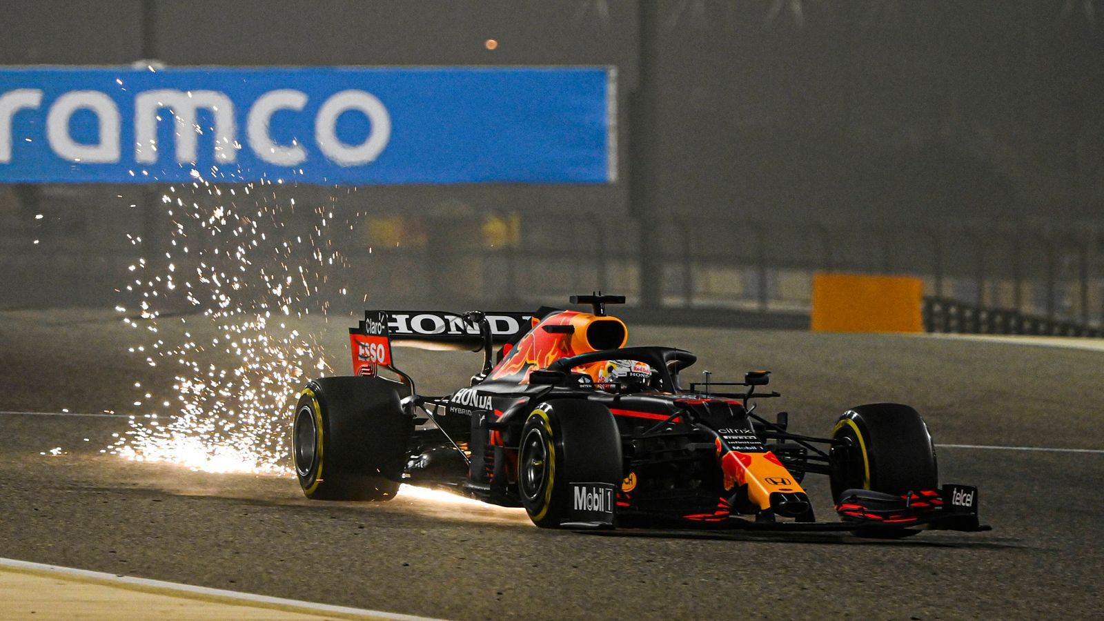 
                <strong>Gewinner: Max Verstappen - Wird 2021 sein Jahr?</strong><br>
                Die schnellste Zeit der Bahrain-Tests ging an Max Verstappen im Red Bull. Der Niederländer brannte am letzten Testtag Top-Zeiten in den Asphalt, ohne dass Red Bull mit seinem RB16B schon alle Karten auf den Tisch legen musste. Mit einem "positiven Gefühl" gehe Verstappen aus den Testtagen. Weltmeister Lewis Hamilton bescheinigte Red Bull, dass das Team ein "ganz anderes Kaliber" sei als zuletzt. Wird 2021 das Jahr, in dem Verstappen endlich bis zum Schluss um Siege und den WM-Titel kämpfen kann?
              