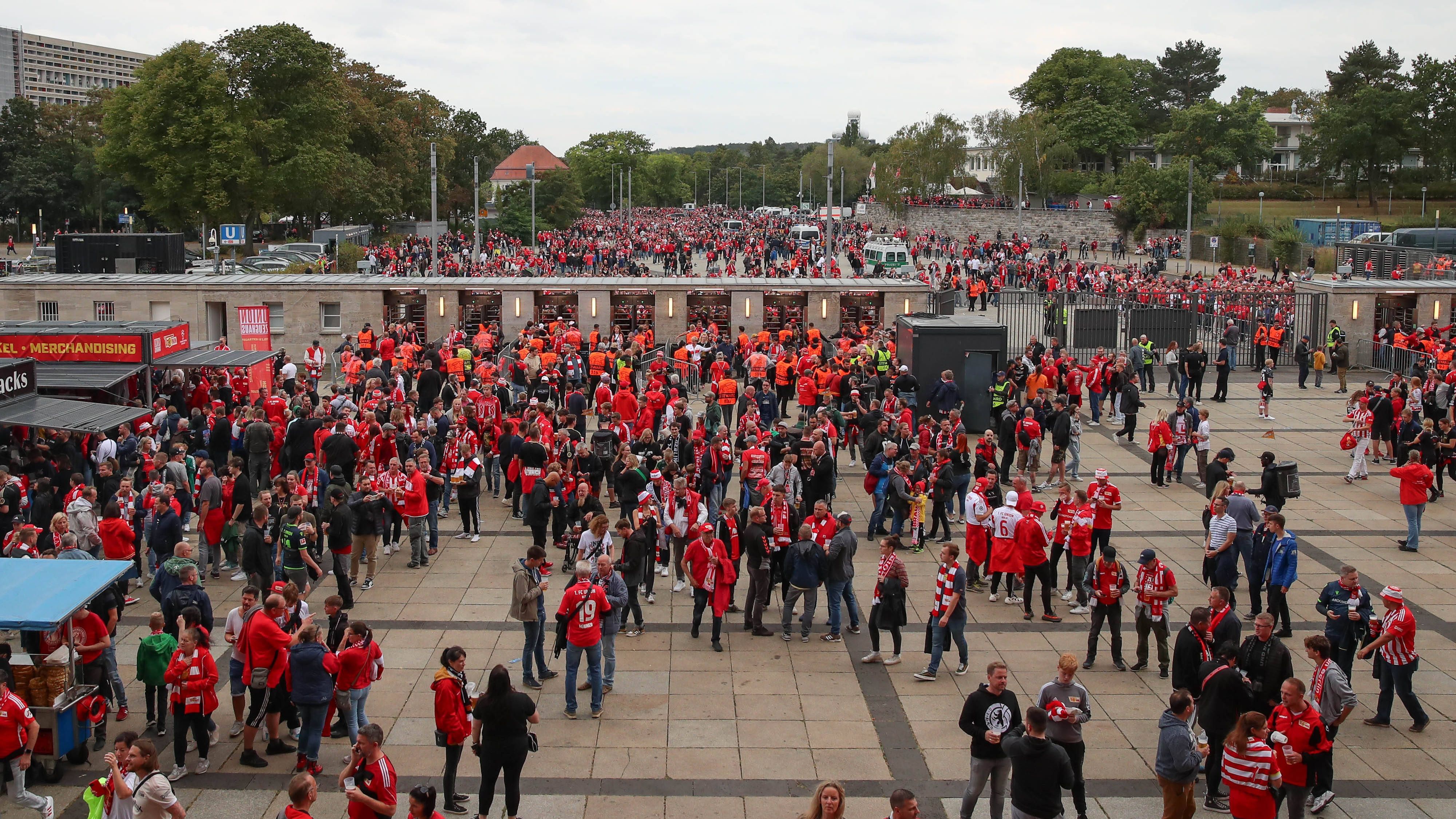 <strong>Fans strömen in Massen</strong><br>Gut, mit dem Feiertag hat das nichts zu tun, gerne wäre Union an der Alten Försterei geblieben. Aber die UEFA-Auflagen waren zu hoch, außerdem bietet das Olympiastadion ganz andere Erlös-Möglichkeiten. Bereits kurz nach Verkaufsstart waren alle Tickets vergeben, mit mehr als 70.000 Zuschauern war die Heim-Premiere in der Königsklasse restlos ausverkauft.