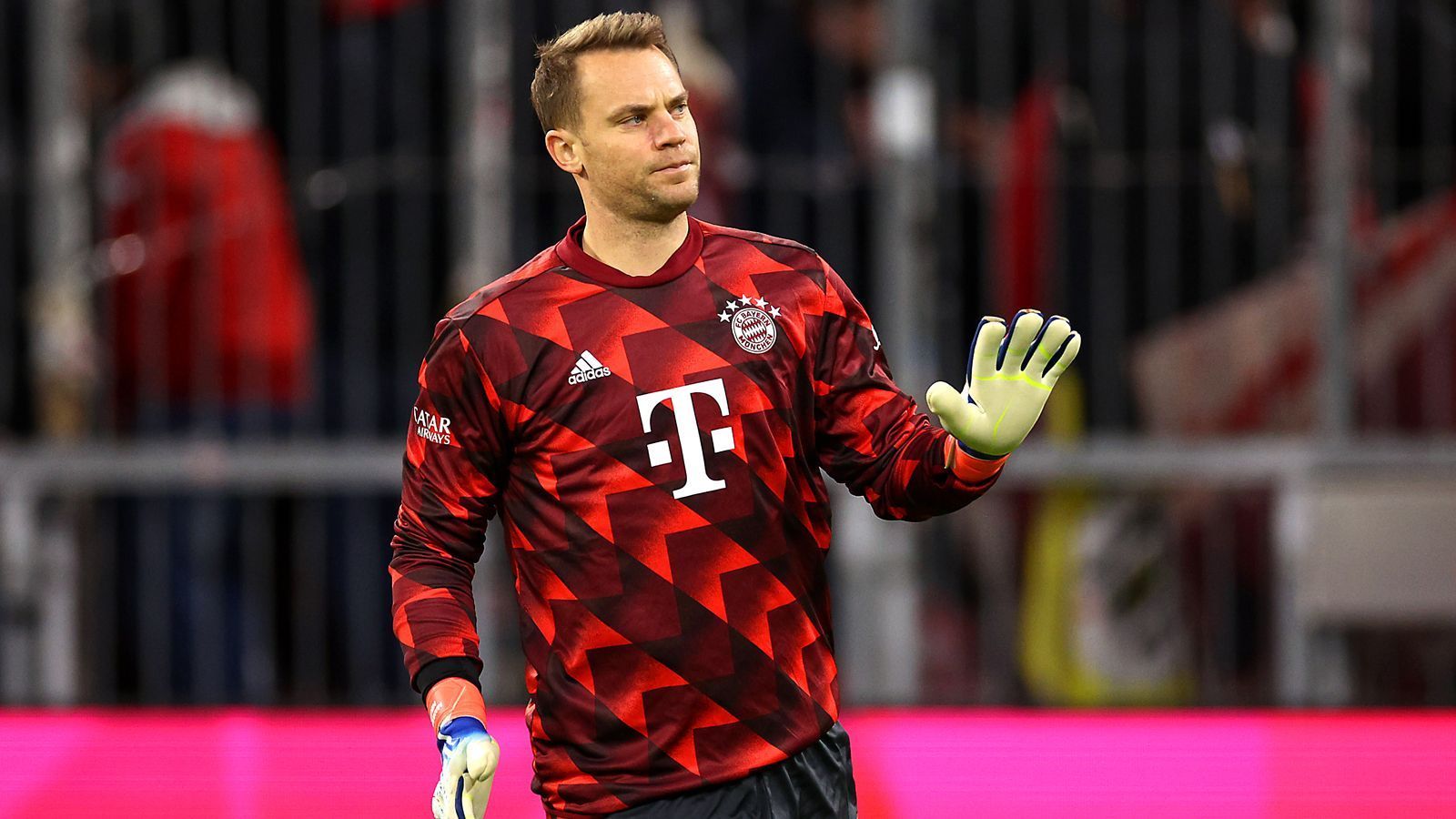 
                <strong>Manuel Neuer (FC Bayern München)</strong><br>
                Auch bei Leipzigs Auftakt-Gegner Bayern gibt es vor dem Duell in der Red-Bull-Arena einige Verletzungssorgen. So fällt Manuel Neuer wegen eines Unterschenkelbruchs, den er bei einem Skiunfall erlitt, bis zum Ende der Saison 2022/23 aus. Für den verletzten DFB-Keeper suchen die Münchner noch einen hochkarätigen Ersatz, Gladbachs Yann Sommer gilt als Topkandidat. 
              