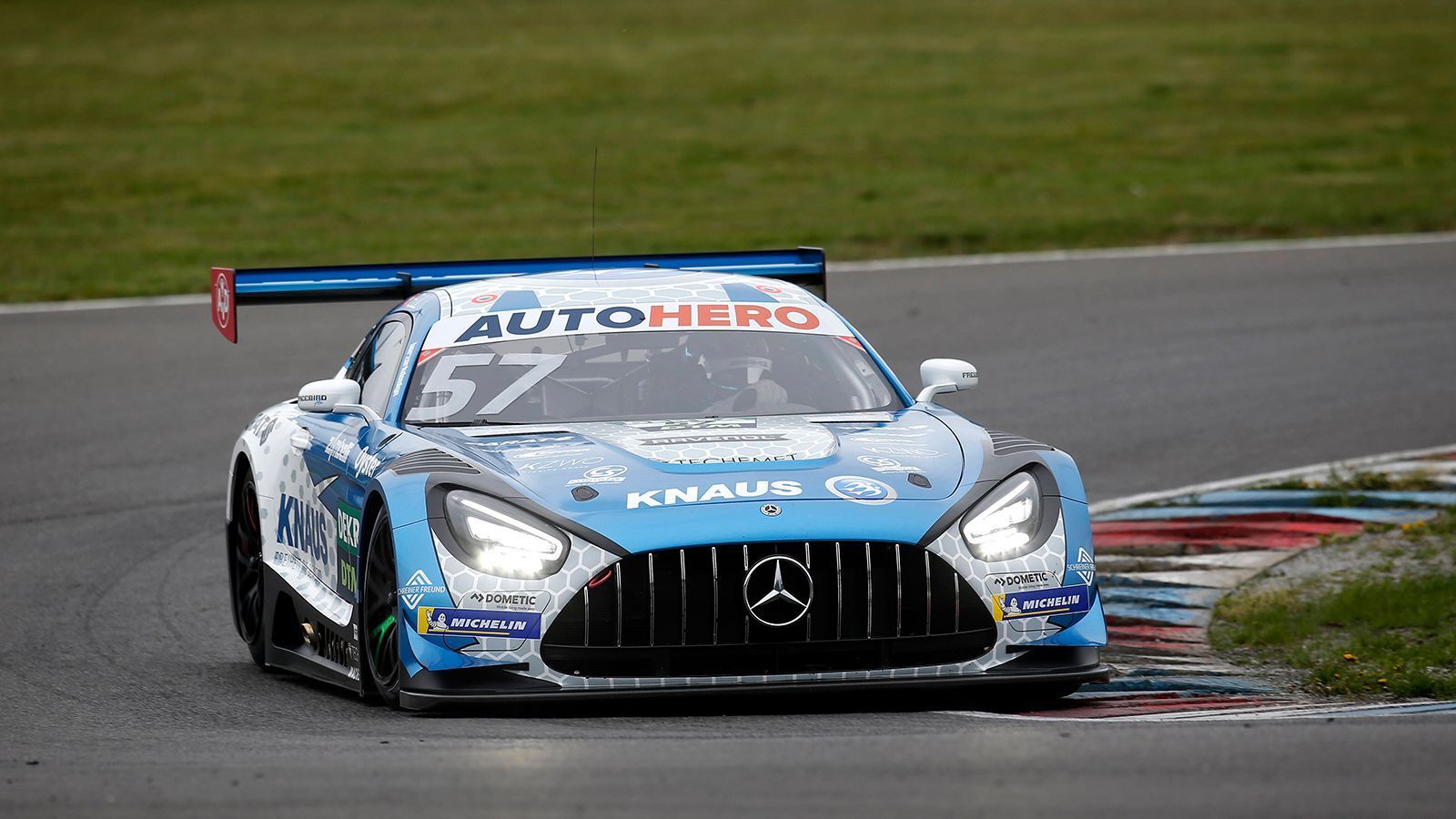 
                <strong>Philip Ellis (Mercedes-AMG GT3/Winward Racing)</strong><br>
                Philip Ellis, der über seinen DTM-Start sagt, das sei für ihn "wie Geburtstag und Weihnachten zusammen", ist eine besonders interessante Personalie. Denn während zukünftige Rennsport-Stars bereits mit vier oder fünf Jahren im Kart erste Meriten sammelten, war für den in München geborenen Briten lange Eishockey die Nummer eins. Zum (GT3-)Rennsport kam Ellis dann eher zufällig. Als Belohnung für gute Schulnoten schenkten die Eltern ihm 2010 eine Testfahrt mit einem Formel-BMW. Als man Ellis daraufhin einen Vertrag als Pilot offerierte, dürfte sich der damals 18-Jährige wohl wie im Märchen gefühlt haben. Jedenfalls tauschte er die Schlittschuhe gegen Slicks und kämpfte sich kontinuierlich nach oben, wie u. a. sein bisheriger Höhepunkt, der Team-Sieg bei den 24 Stunden von Daytona im Februar gezeigt hat. Kein Wunder also, wenn Ellis selbstbewusst sagt: "Unter allen diesjährigen DTM-Fahrern bin ich nach drei Jahren im ADAC GT Masters sicher einer mit der größten GT3-Erfahrung." Der 28-Jährige könnte durchaus für die eine oder andere Überraschung gut sein.
              