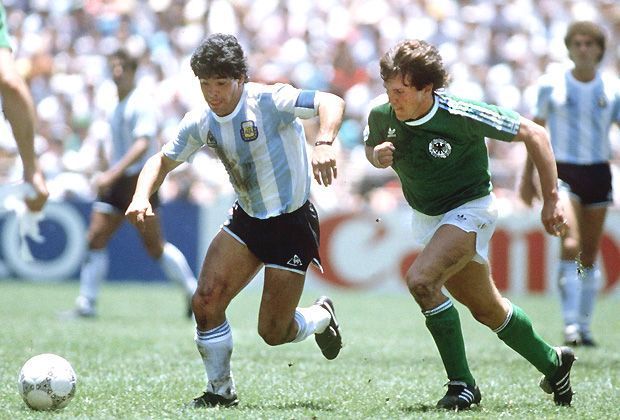 
                <strong>WM 1986</strong><br>
                Mit den grünen Auswärtstrikots sollte bei der WM 1986 der große Coup gelingen. Es wäre auch beinahe ein historisches Trikot geworden, doch Lothar Matthäus und Co. verloren das denkwürdige Finale gegen Argentinien knapp mit 2:3.
              