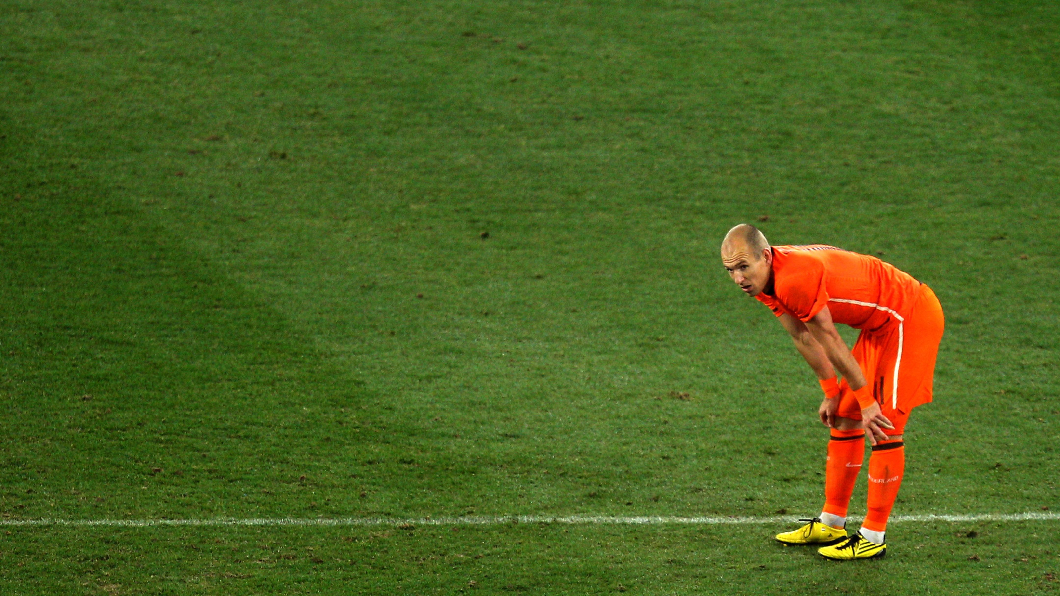 <strong>Die Schattenseiten der Karriere</strong><br>
                Neben den großen Höhen sollte die Karriere Robbens auch tiefe Täler aufweisen. Das verlorene WM-Finale 2010 mit den Niederlanden gegen Spanien zählt dazu. Aber auch die emotionale Art des Flügelflitzers auf und neben dem Platz erhitzte von Zeit zu Zeit die Gemüter.
