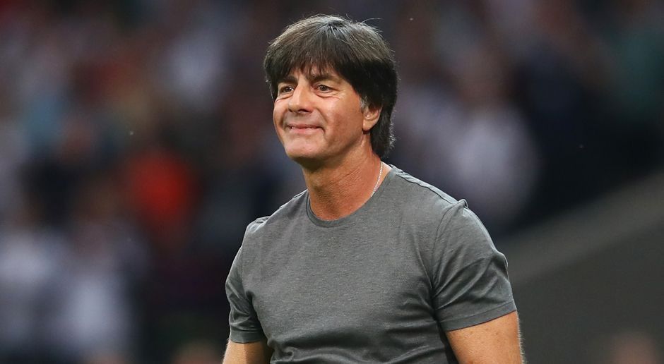 
                <strong>Joachim Löw EM-Rekordtrainer</strong><br>
                Joachim Löw ist EM-Rekordtrainer: Mit dem ersten Gruppenspiel sichert sich der Bundestrainer eine alleinige Bestmarke in der Historie der Europameisterschaft. Die Partie der DFB-Elf gegen die Ukraine war das zwölfte EM-Spiel, bei dem Löw an der Seitenlinie stand. Kein anderer Trainer führte ein Team öfter in ein Match bei einer EM-Endrunde - und im Verlauf der Gruppenphase baut Löw seinen Rekord noch um mindestens zwei Spiele aus. Auf Platz zwei der EM-Rekordtrainer liegt Landsmann Berti Vogts mit elf Spielen, Platz drei hält weiterhin Luiz Felipe Scolari mit zehn EM-Partien als Portugal-Coach.
              