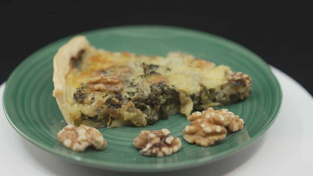 Die Quiche ist so wandelbar wie Pizza und schmeckt immer, egal mit welcher Füllung. Deswegen haben wir für dich ein Rezept mit Grünkohl herausgesucht und zeigen dir Schritt für Schritt, wie du sie zubereiten kannst.