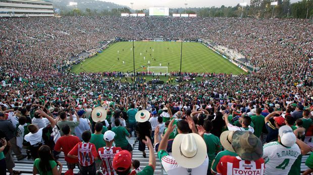 
                <strong>Rose Bowl Stadium, Pasadena</strong><br>
                Rose Bowl Stadium (Pasadena): Die Arena in Kalifornien ist mit einem Fassungsvermögen von 92.542 Zuschauern die mit Abstand größte Spielstätte der Copa America 2016. 1994 fand unter anderem das WM-Endspiel zwischen Brasilien und Italien im Rose Bowl Stadium statt. Eröffnet wurde die Arena nach zweijähriger Bauzeit bereits im Jahr 1923. Zwischenzeitlich bot sie sogar 100.000 Zuschauern Platz. Die UCLA Bruins, das Footballteam der University of California, spielt derzeit im Rose Bowl.
              