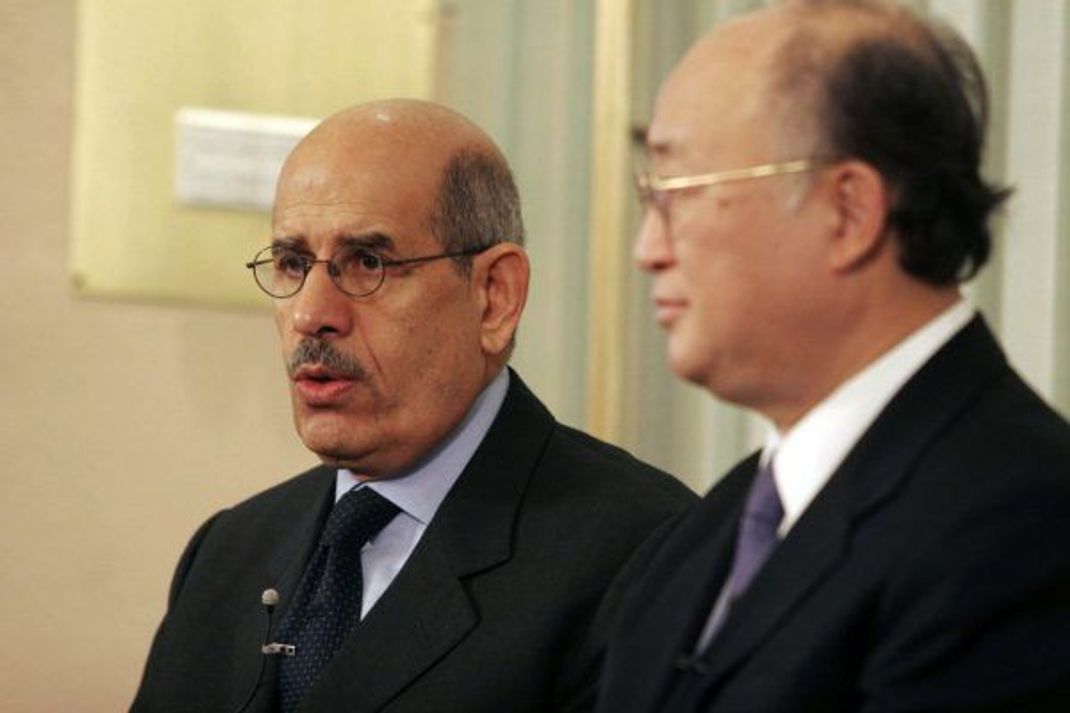 Mohamed El-Baradei (links im Bild) bei einer Pressekonferenz zum Nobelpreis 2005.