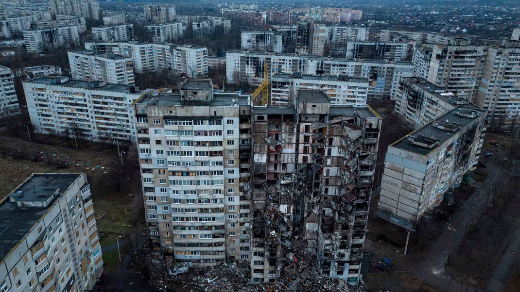 Charkiw: Ein durch Beschuss beschädigtes Wohnhaus ist im Stadtteil Saltivka zu sehen. 
