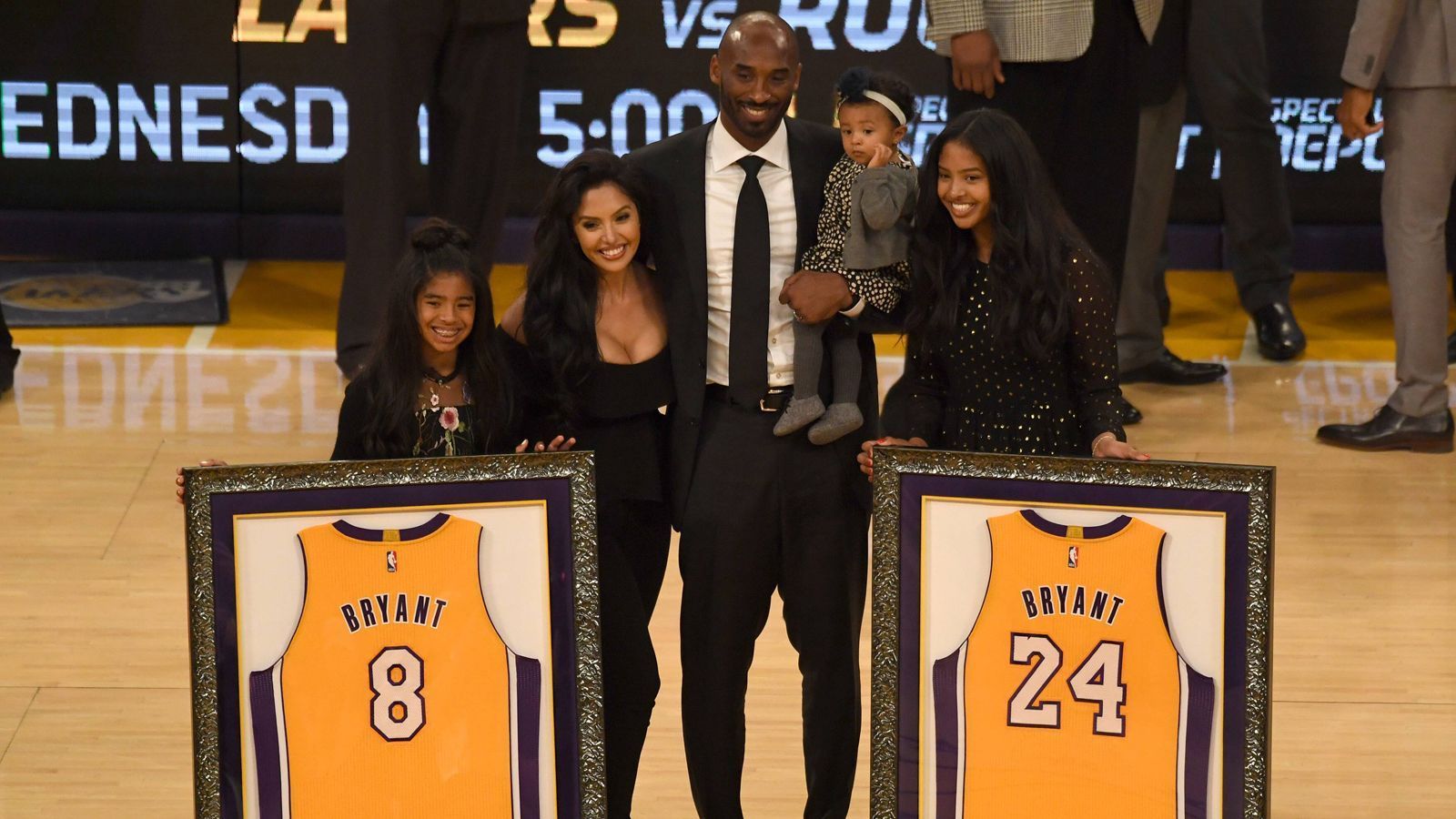 
                <strong>Nummer 8 und 24 bei den Lakers nicht mehr vergeben</strong><br>
                Ihm zu Ehren werden die Rückennumern 8 und 24 bei den L.A. Lakers nicht mehr vergeben. Mit seiner Frau Vanessa und seinen damals noch drei Töchtern nahm er die Ehrung entgegen. Links im Bild, die mit ihm verunglückte Tochter Gianna.
              