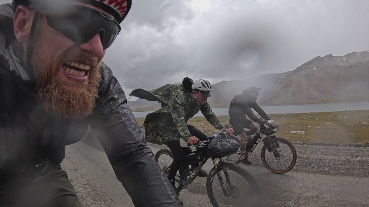 "Wie tausend Nadelstiche!": Gewitter auf knapp 4.000-Meter-Berg bringt "Bikepacking"-Crew an ihre Grenzen