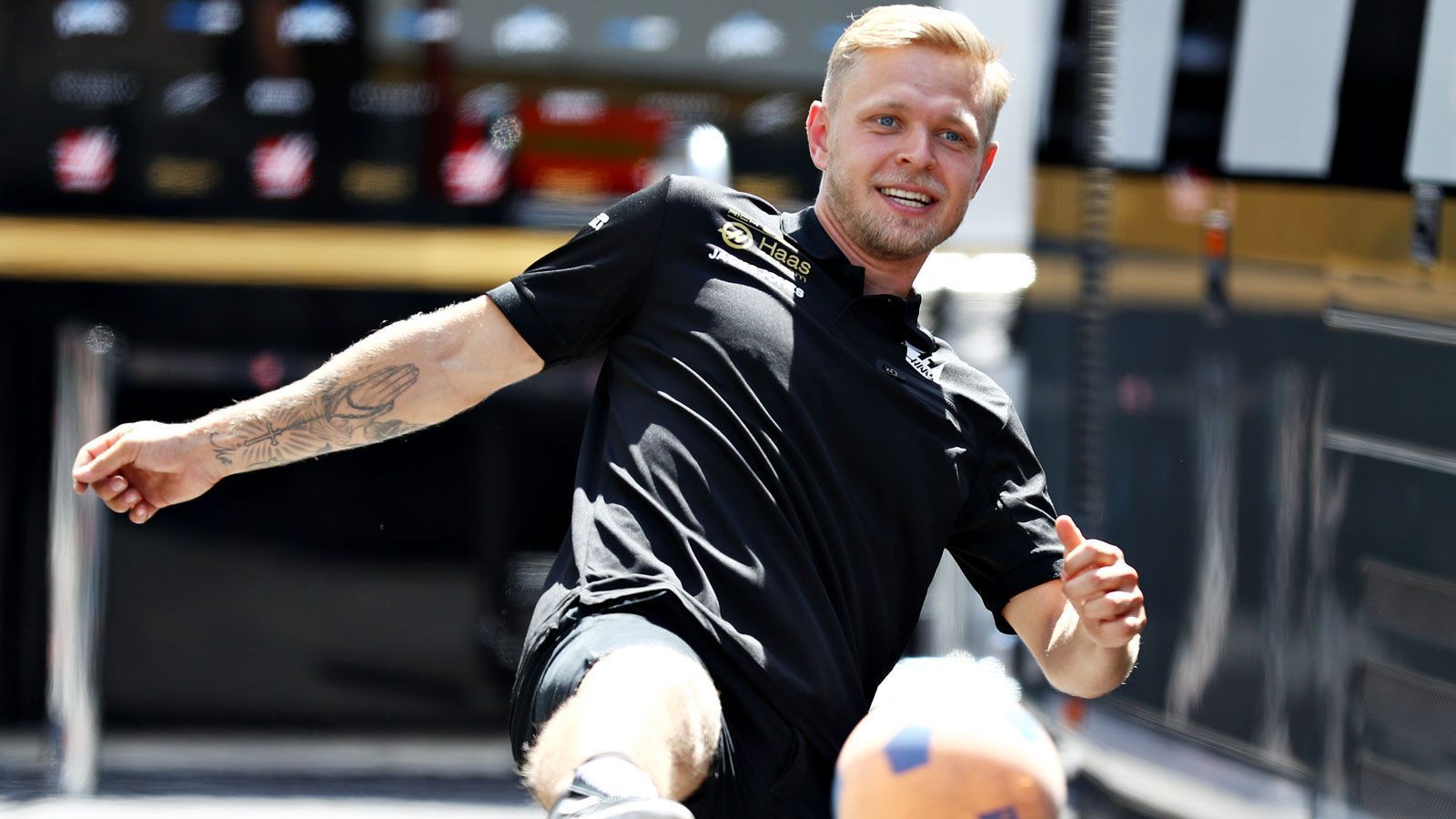 
                <strong>Kevin Magnussen (Haas F1 Team)</strong><br>
                Kevin Magnussen wird 2020 in seine vierte Saison für Haas starten. Die Entwicklung kann jedoch weder dem US-Rennstall noch dem als vorlaut geltenden Dänen schmecken. Da gilt es im vorerst letzten Vertragsjahr entgegenzusteuern.Vertrag bis: Ende 2020
              