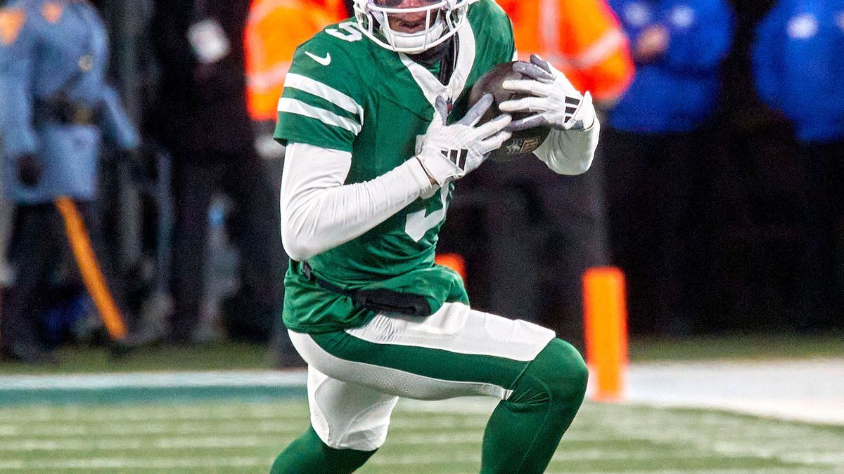 NFL, American Football Herren, USA 2025: Dolphins vs Jets JAN 05 New York Jets wide receiver Garrett Wilson (5) on a catch and run during a NFL game against the Miami Dolphins at MetLife Stadium in...