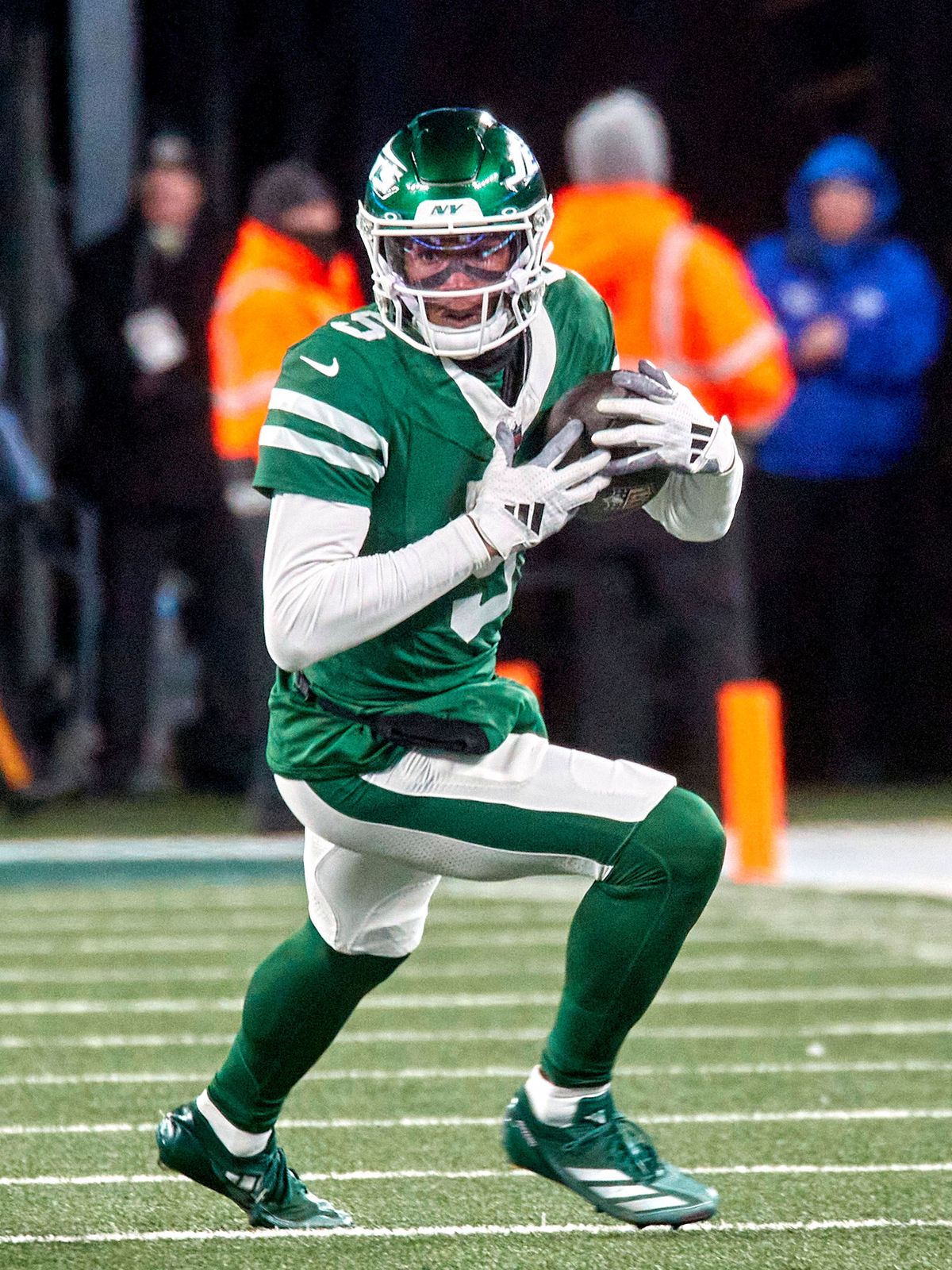 NFL, American Football Herren, USA 2025: Dolphins vs Jets JAN 05 New York Jets wide receiver Garrett Wilson (5) on a catch and run during a NFL game against the Miami Dolphins at MetLife Stadium in...