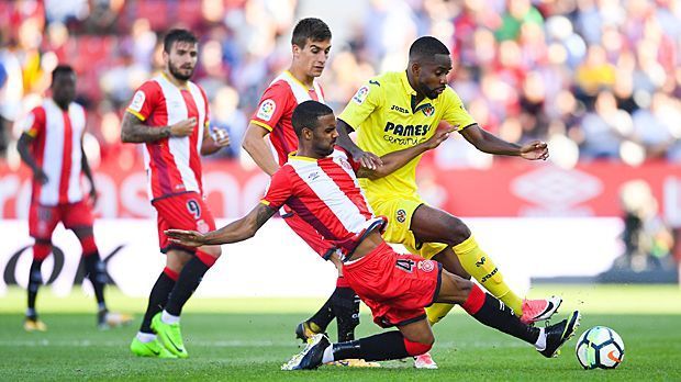 
                <strong>Cedric Bakambu</strong><br>
                Cedric Bakambu ist nicht zu halten - weder von seinen Gegenspielern, noch von Ex-Verein Villareal. Der 26-jährige Kongolese wagt den Abflug nach China und spielt künftig für Beijing Guoan, dem Verein von Leverkusens Ex-Trainer Roger Schmidt. Neun Saisontore in La Liga waren Guoan Grund genug, um die Ausstiegsklausel in Höhe von 40 Millionen Euro zu ziehen. Aufgrund der Transfersteuer in China dürften sich die Kosten auf 74 Millionen Euro belaufen, doch wer bereit ist, Bakambu angeblich 72 Millionen Euro in vier Jahren Vertragslaufzeit zu zahlen, kann auch die Ablöse finanzieren.
              