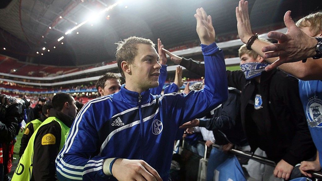 
                <strong>Als Schalke das letzte Mal gegen Bayern gewann, ...</strong><br>
                ... stand Manuel Neuer noch im Schalker Tor. Der heutige Bayern-Keeper brachte die Bayern mit seinen Paraden zur Verzweiflung - und weckte Begehrlichkeiten. Am Saisonende wechselte Neuer schließlich für 30 Millionen Euro Ablöse nach München.
              