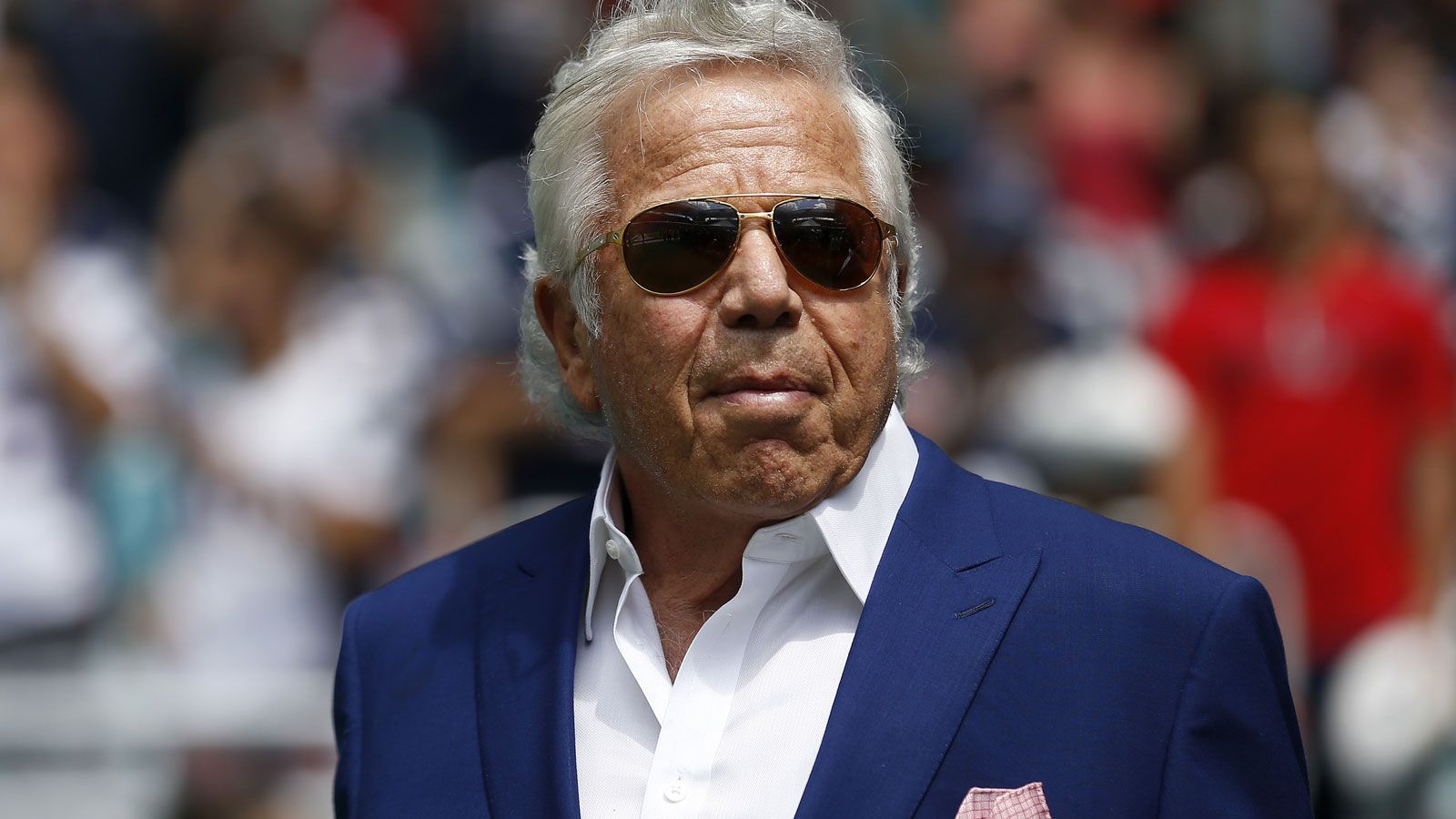 
                <strong>Platz 6: Robert Kraft (New England Patriots)</strong><br>
                Vermögen: 6,6 Milliarden US-DollarPosition unter den reichsten US-Amerikanern: 93Klub gekauft: 1994 für 172 Millionen US-Dollarbesitzt auch MLS-Klub New England Revolution
              