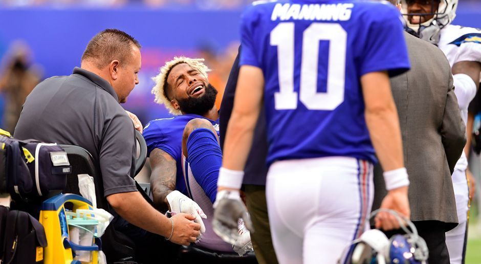 
                <strong>Verletzungspech</strong><br>
                Trotz eigener Fehler: Auch am Pech scheiterte McAdoo. Superstar Odell Beckham Jr. verletzte sich erst in der Preseason, war zum Saisonstart nicht fit und erlitt dann auch noch einen Knöchelbruch am 5. Spieltag – Saisonaus! Auch Brandon Marshall und Dwayne Harris fielen aus. Top-Anspielstationen, die Manning fehlten und die Giants noch abhängiger vom viel zu schwachen Laufspiel machten. Dazu kamen immer wieder verletzungsbedingte Umstellungen in der O-Line und chronische Knappheit auf den Cornerback-Positionen durch Ausfälle.
              