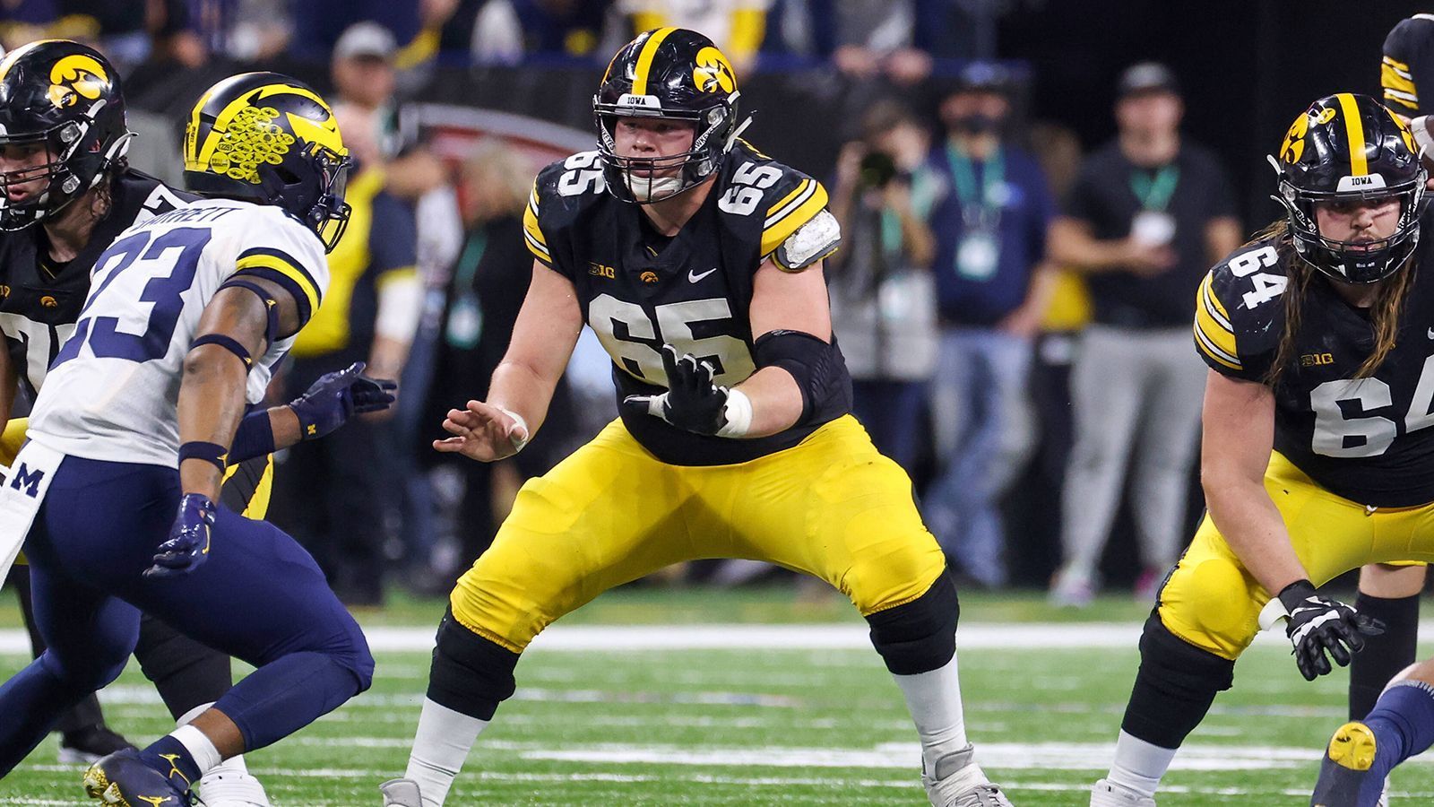 
                <strong>26. Pick: Tennessee Titans - Tyler Linderbaum, C</strong><br>
                Die Interior Offensive Line der Titans wird nicht jünger und zeigte besonders auf den beiden Guard-Positionen in der vergangenen Saison immer wieder Schwächen. Linderbaum ist perfekt gemacht für das Outside-Zone-lastige Laufspiel der Titans, bei dem die Offensive Liner viel in Bewegung blocken müssen. Linderbaum kann als Guard starten und eines Tages Ben Jones als Center beerben.
              