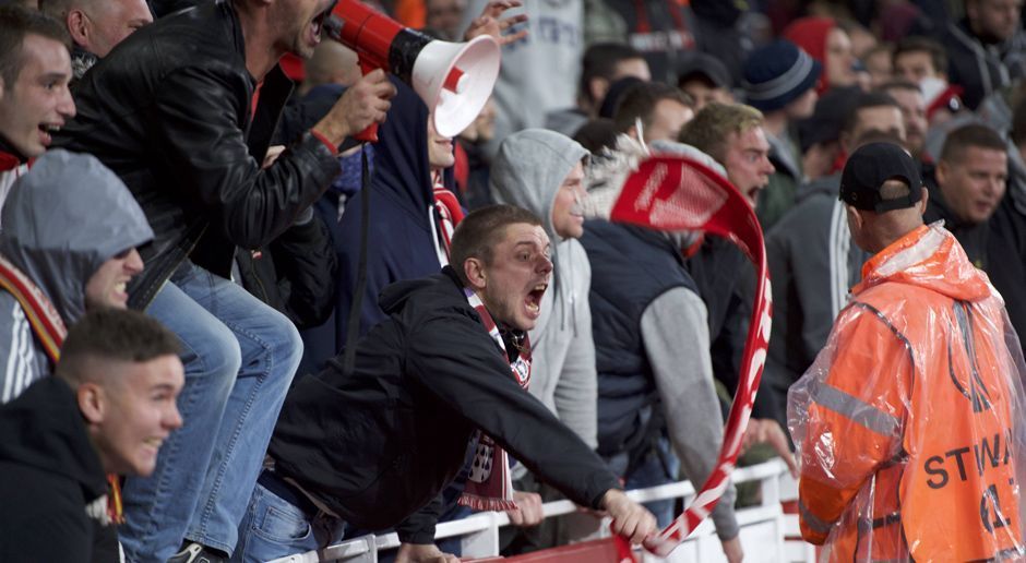 
                <strong>Ausschreitungen in London</strong><br>
                Die Stimmung war angespannt, sowohl auf den Rängen als auch vor dem Stadion.
              