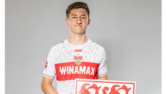 <strong>Angelo Stiller</strong><br>VfB Stuttgart holt Angelo Stiller von der TSG Hoffenheim. Der 22-jährige Mittelfeldspieler unterzeichnet einen Vertrag&nbsp;bis 30. Juni 2027 und erhält die Rückennummer 6. Der gebürtige Münchner durchlief beim FC Bayern die Nachwuchsmannschaften, bis er im Sommer 2021 zu in den Kraichgau wechselte.