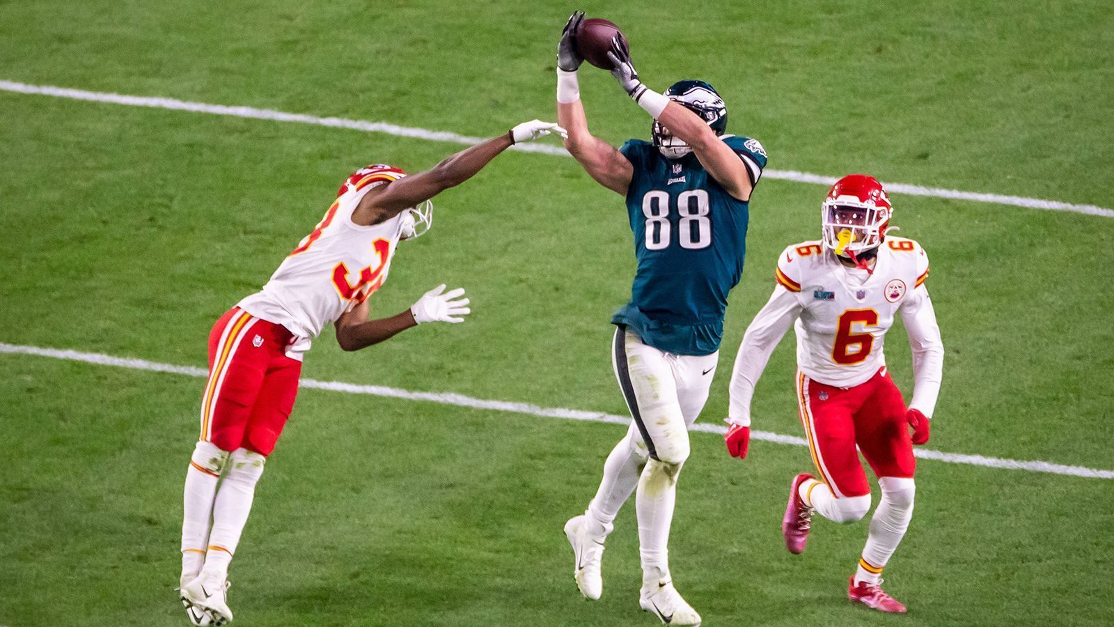 
                <strong>4. Platz: Philadelphia Eagles</strong><br>
                &#x2022; Starter: Dallas Goedert<br>&#x2022; Backups: Jack Stoll, Dan Arnold<br>In den letzten vier Spielzeiten gingen immer über 45 Catches, über 500 Receiving Yards und über drei Touchdowns auf das Konto von Dallas Goedert. Der Tight End ist eine der Konstanten in der Eagles-Offense und eine vielfältig einsetzbare Option im Passspiel. Auch die "Drecksarbeit", das Blocken, erledigt er auf hohem Niveau. Dahinter findet sich Jack Stoll als Blocker wider. Dan Arnold zeigte im Passspiel bisher hin und wieder seine Stärken. 
              
