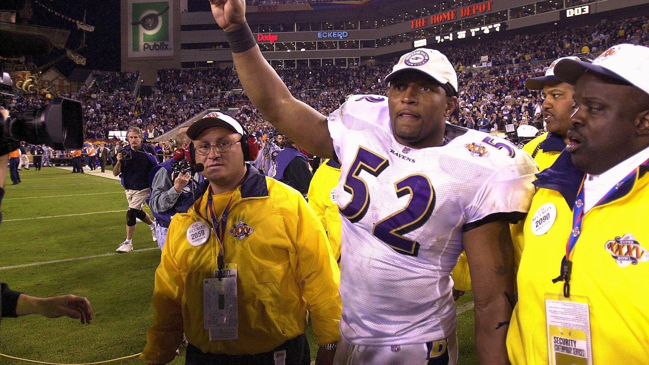 <strong>Rang 4: Ray Lewis (Linebacker - Ravens)</strong><br>Wie gefürchtet war Lewis in seiner Blütezeit? Jerome Bettis und Eddie George, seine langjährigen Division-Rivalen und Gegenspieler, dürften eine Antwort haben. Mit beiden lieferte sich der Ravens-Star epische Zweikämpfe, gewann dabei aber eine Mehrzahl der Duelle. Seine großartigstes Play war ein Pick Six auf Kosten von George in den Playoffs 2000. Später in der Saison wurde er beim Super-Bowl-Sieg seines Teams zum Final-MVP gekürt.