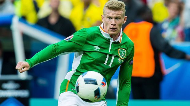 
                <strong>James McClean (Irland)</strong><br>
                James McClean ist der bravste Fußballspieler der Welt - könnte man bei diesem Bild von der Euro 2016 zumindest denken. Dass ein paar große Tattoos seinen Körper bedecken, ahnt man noch nicht ...
              