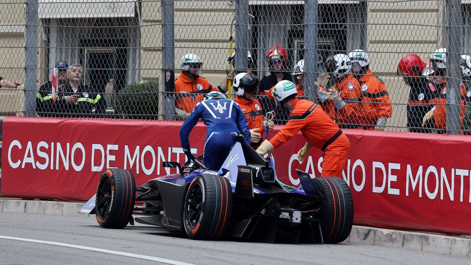 
                <strong>Maximilian Günther (Maserati)</strong><br>
                Auch im Rennen fuhr Günther lange Zeit in der Rad an Rad kämpfenden Spitzengruppe. Doch dann der folgenschwere Aussetzer: Gegen Dan Ticktum versuchte es Günther zu ungestüm mit einem Überholmanöver. Der Brite machte zu, sodass Günther ihm ins Heck rauschte und seinen demolierten Wagen abstellen musste. Schon in einer Safety-Car-Phase zuvor fuhr Günther vor der Casino-Haarnadelkurve in den Boliden seines Teamkollegen Edoardo Mortara und beschädigte so dessen Frontflügel. Ein völlig missratenes Heimspiel für den seit drei Jahren in Monaco lebenden Günther, der als 19. eine Nullnummer hinnehmen musste.
              