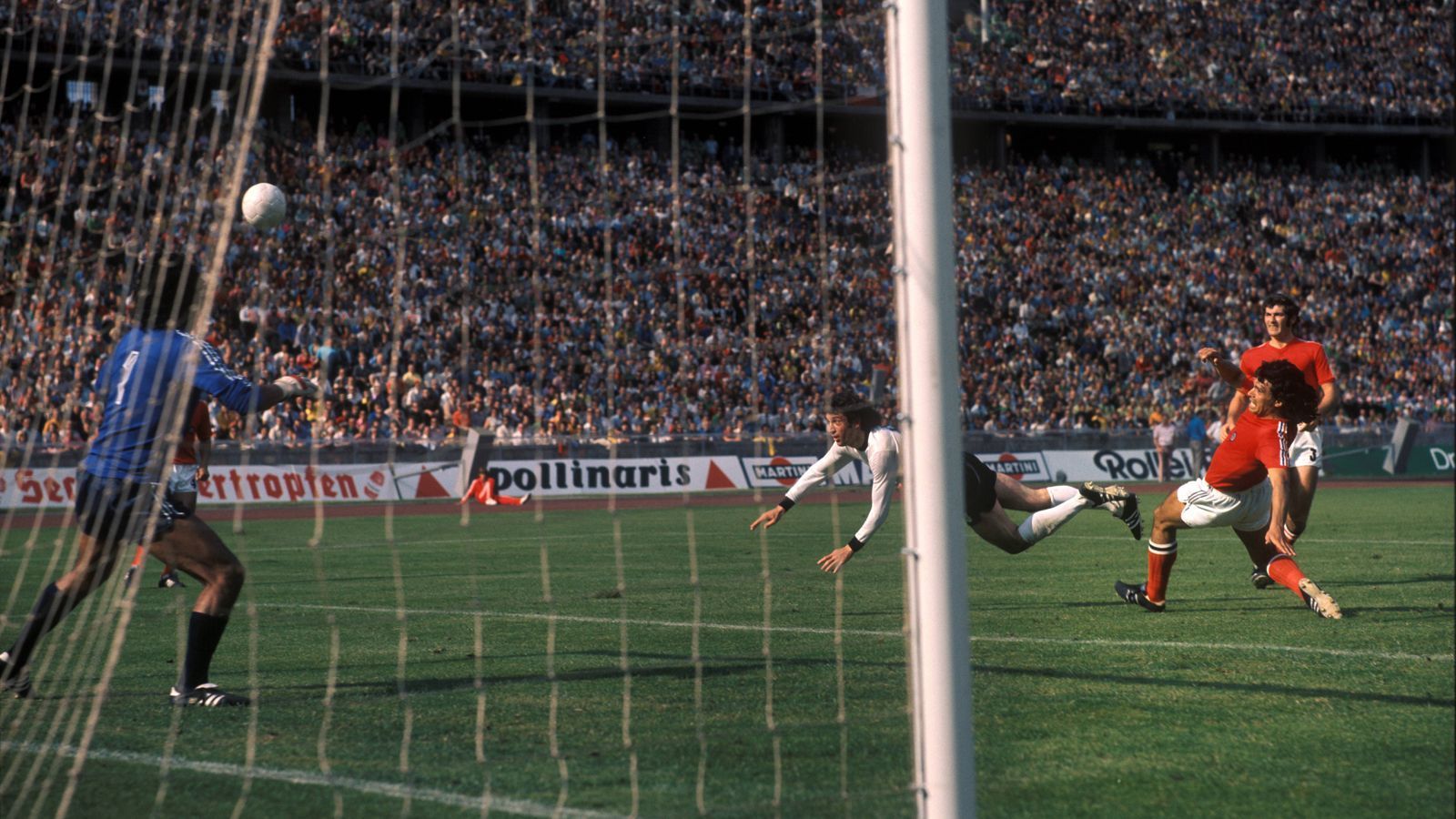 
                <strong>1974 in Deutschland (Weltmeister)</strong><br>
                Der Erwartungen waren riesig, der Auftakt äußerst mühevoll. Nur ein sehenswerter Distanzschuss von Paul Breitner in den Winkel verhinderte beim 1:0 gegen Chile im Berliner Olympiastadion eine Blamage.
              