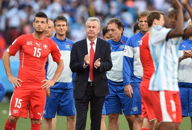 
                <strong>Bitter Niederlage gegen Argentinien</strong><br>
                Dort zieht die Schweiz in die K.o.-Runde ein und trifft im Achtelfinale auf Argentinien. Trotz deutlicher Überlegenheit setzen sich die Südamerikaner in der Verlängerung durch und sorgen für das Aus der Schweizer...
              