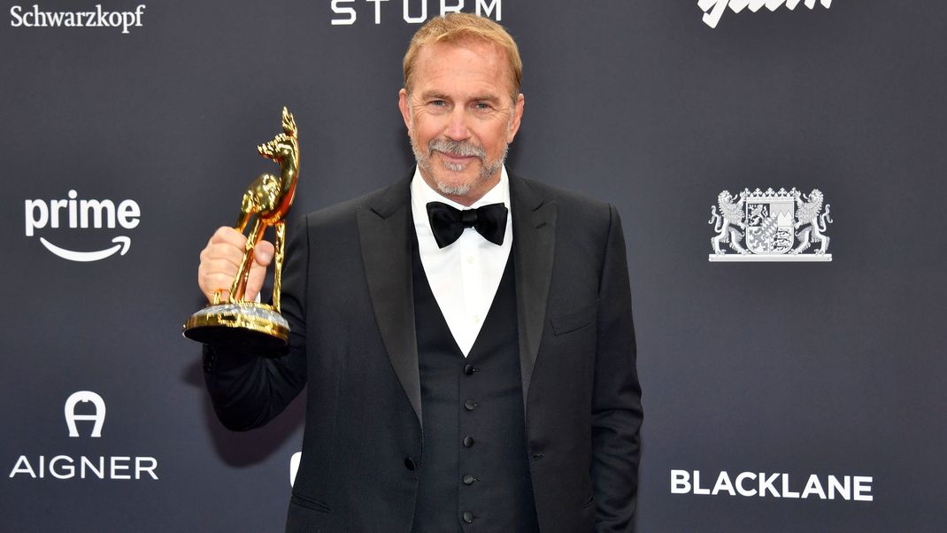 Kevin Costner wurde bei der 76. Bambi-Verleihung mit einer Trophäe in der Kategorie "Schauspieler international" geehrt.