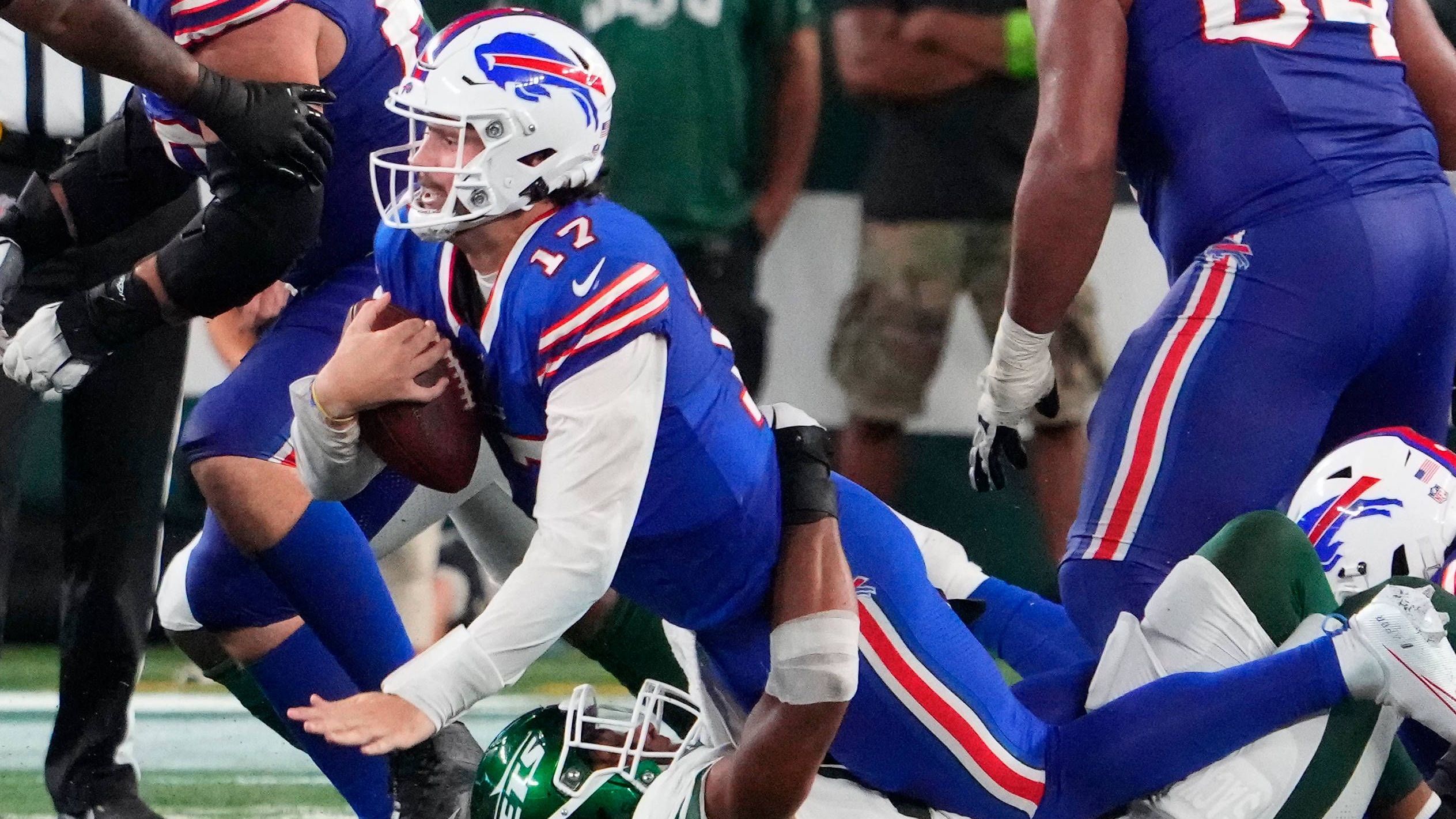 <strong>Josh Allen (Buffalo Bills)</strong><br>Top 5 Quarterback - das beste, was die AFC zu bieten hat. Super Bowl-Anwärter. Der Hype um Josh Allen und die Buffalo Bills ist riesig. Mal wieder. Aber der Quarterback kommt am ersten Spieltag noch gar nicht in Form. Gegen die Nach-vier-Snaps Aaron-Rodgers-verlierenden Jets kassieren die Bills eine empfindliche Niederlage.