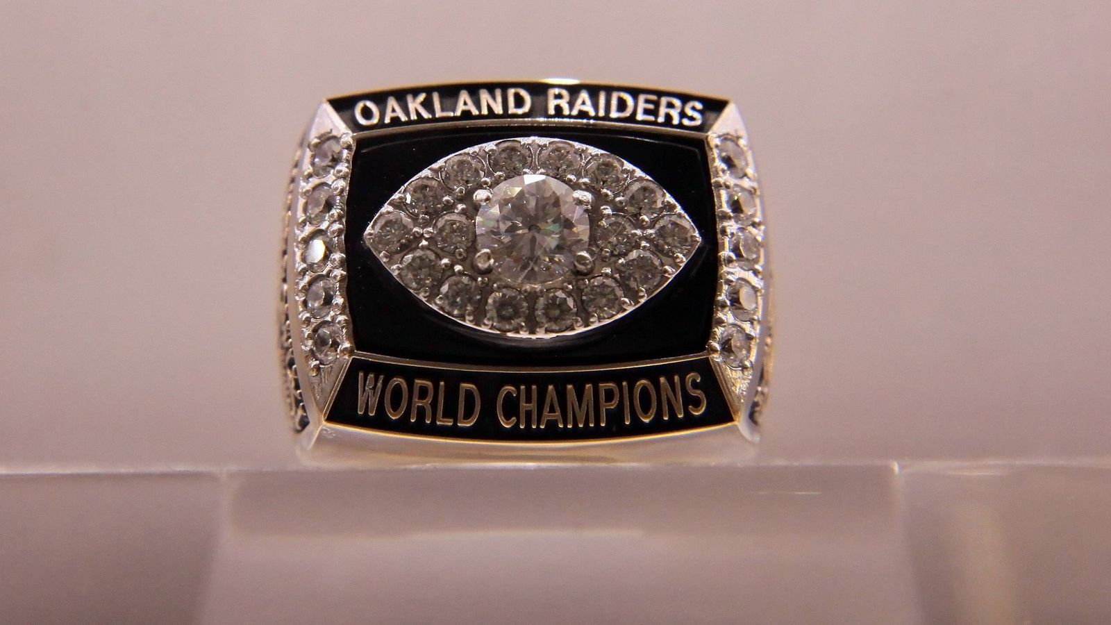 <strong>Super Bowl XI</strong><br>
                Oakland Raiders&nbsp;-&nbsp;Minnesota Vikings&nbsp;32:14 (9. Januar 1977)<br>Stadion: Rose&nbsp;Bowl (Pasadena)

