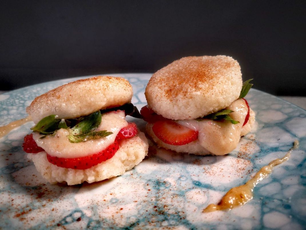 Zum Schluss wird's süß - bei unserem Milchreis-Burger mit Erdbeeren.