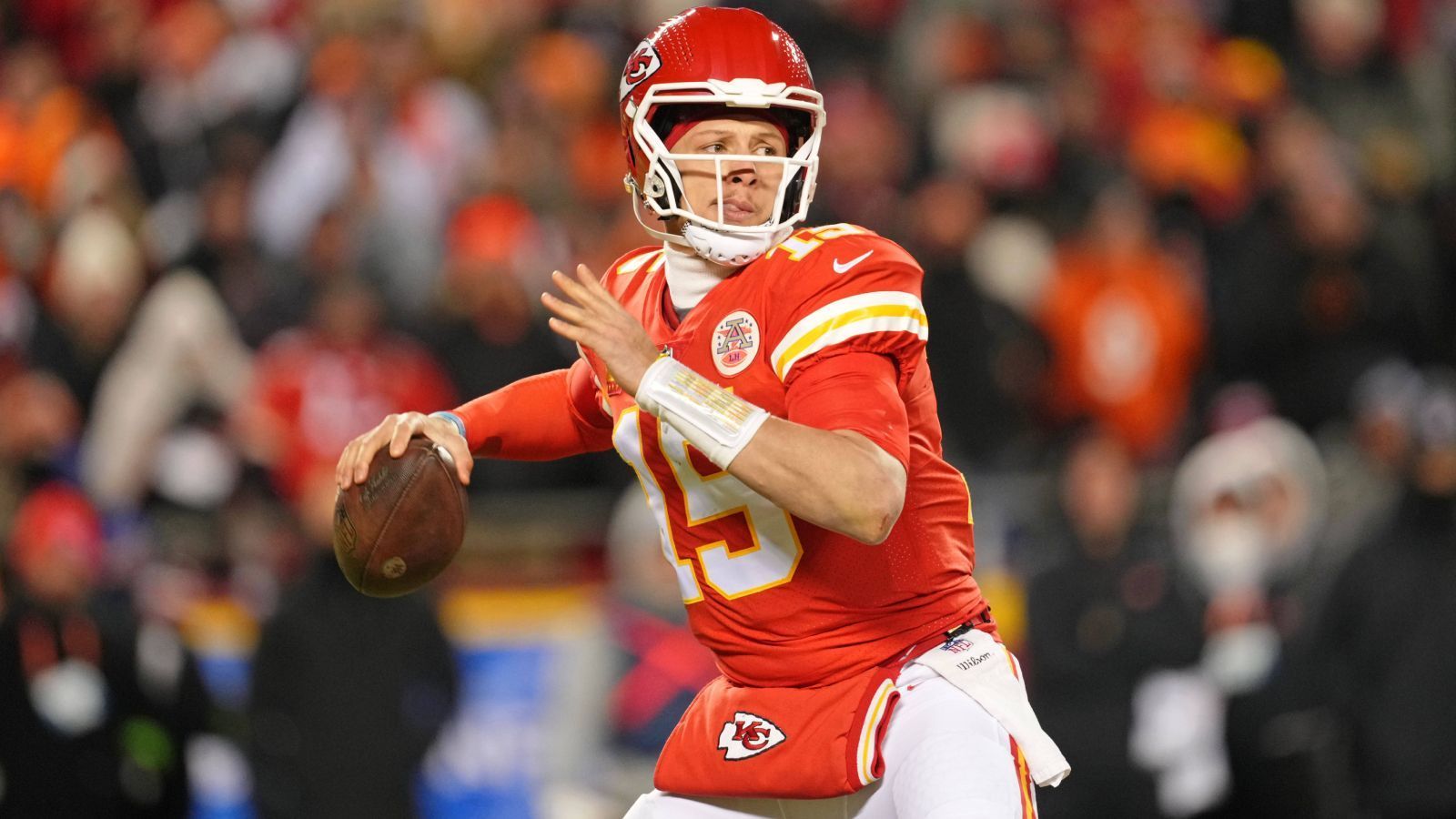 
                <strong>Patrick Mahomes nennt seine härtesten Gegenspieler</strong><br>
                Patrick Mahomes ist nicht nur das Aushängeschild der NFL, sondern auch der wohl beste Spieler auf der wichtigsten Position im Football: Quarterback. Allerdings machen ihm seine Gegner manchmal das Leben richtig schwer. In einem Interview nannte er kürzlich seine besten Gegenspieler. ran hat das Trio für euch, das einst sogar zusammen in einem Team spielte.
              