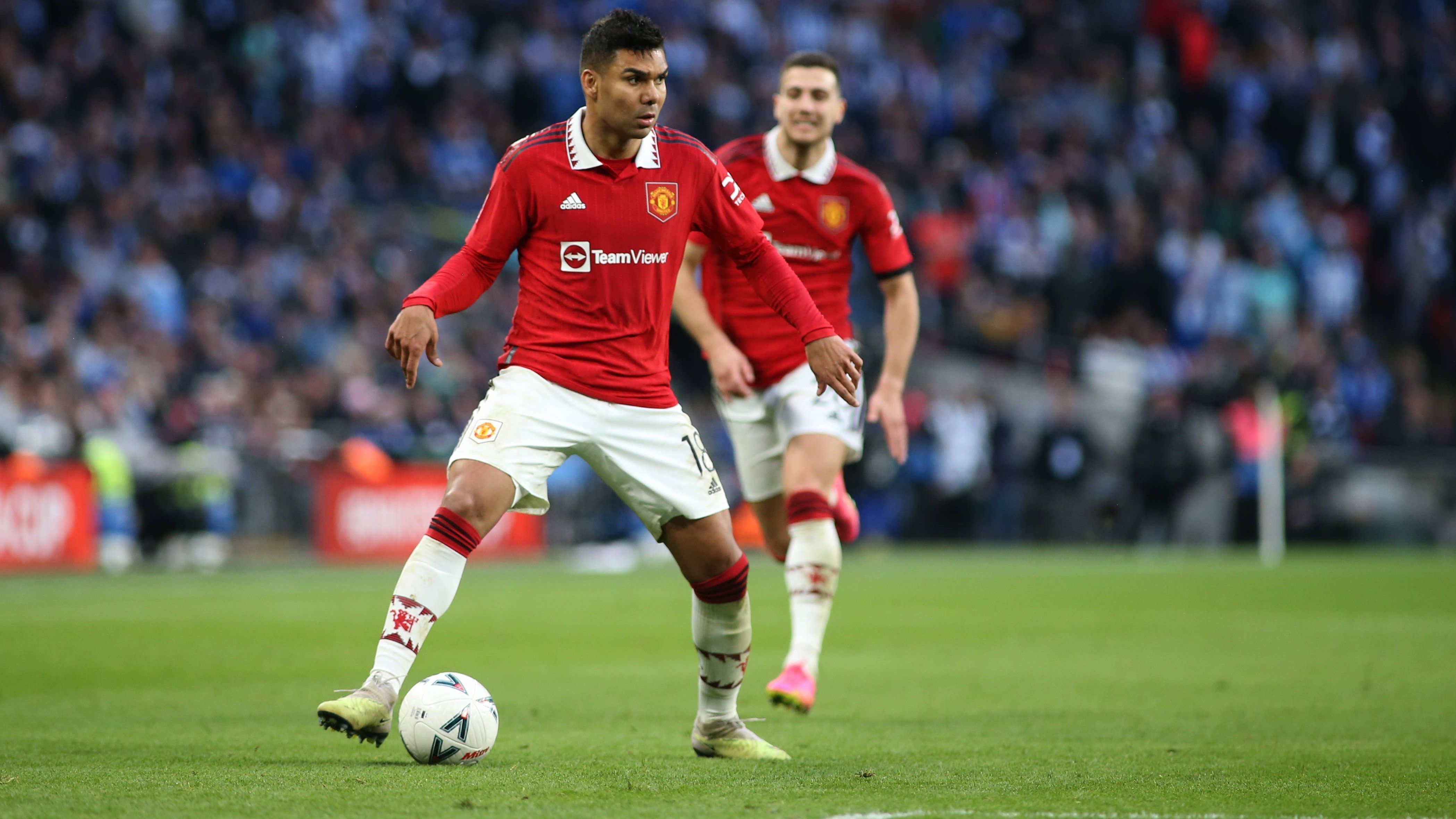 <strong>Casemiro (Manchester United)</strong><br>
                Ein weiterer Kandidat von der Insel soll laut "Kicker" Casemiro sein. Der Brasilianer hat jahrelang bei Real Madrid den Granden Toni Kroos und Luka Modric den Rücken freigehalten. Mittlerweile schützt der 31-Jährige die Mannschaft von Manchester United wie ein Bodyguard. Seine Dienste hat sich United bis 2026 gesichert. Sollte Bayern also wirklich Interesse haben, dürfte es teuer werden - denn der englische Rekordmeister zahlte selbst über 70 Millionen Euro für den defensiven Mittelfeldspieler.&nbsp;