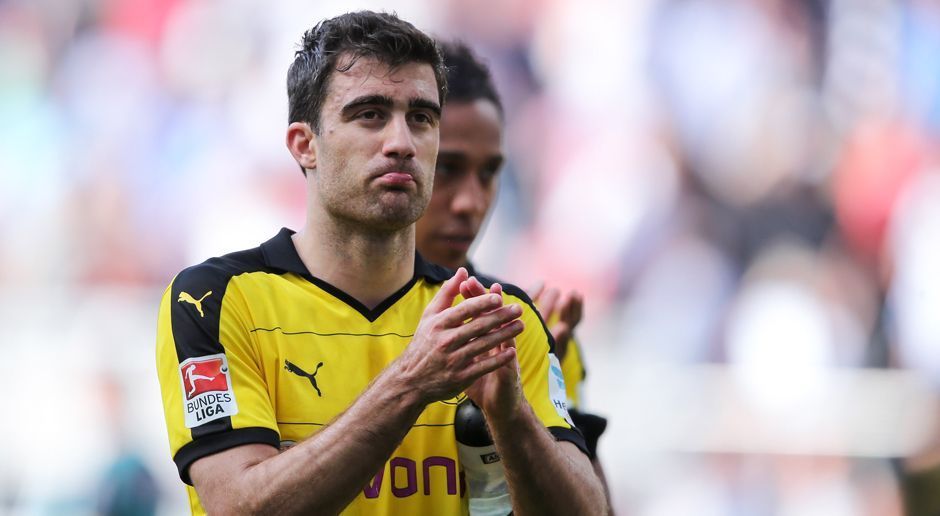 
                <strong>Sokratis (Borussia Dortmund)</strong><br>
                Neben Aubameyang soll ein weiterer BVB-Spieler auf Reals Einkaufsliste stehen: Innenverteidiger Sokratis. Wie die "Bild" berichtet, haben die "Königlichen" den 28-Jährigen bei mehreren Bundesliga-Auftritten intensiv beobachtet. Zudem sollen Klub-Vertreter die Begegnungen zwischen Real und dem BVB in der Champions League dafür genutzt haben, ihr Interesse offiziell beim Griechen zu hinterlegen.
              