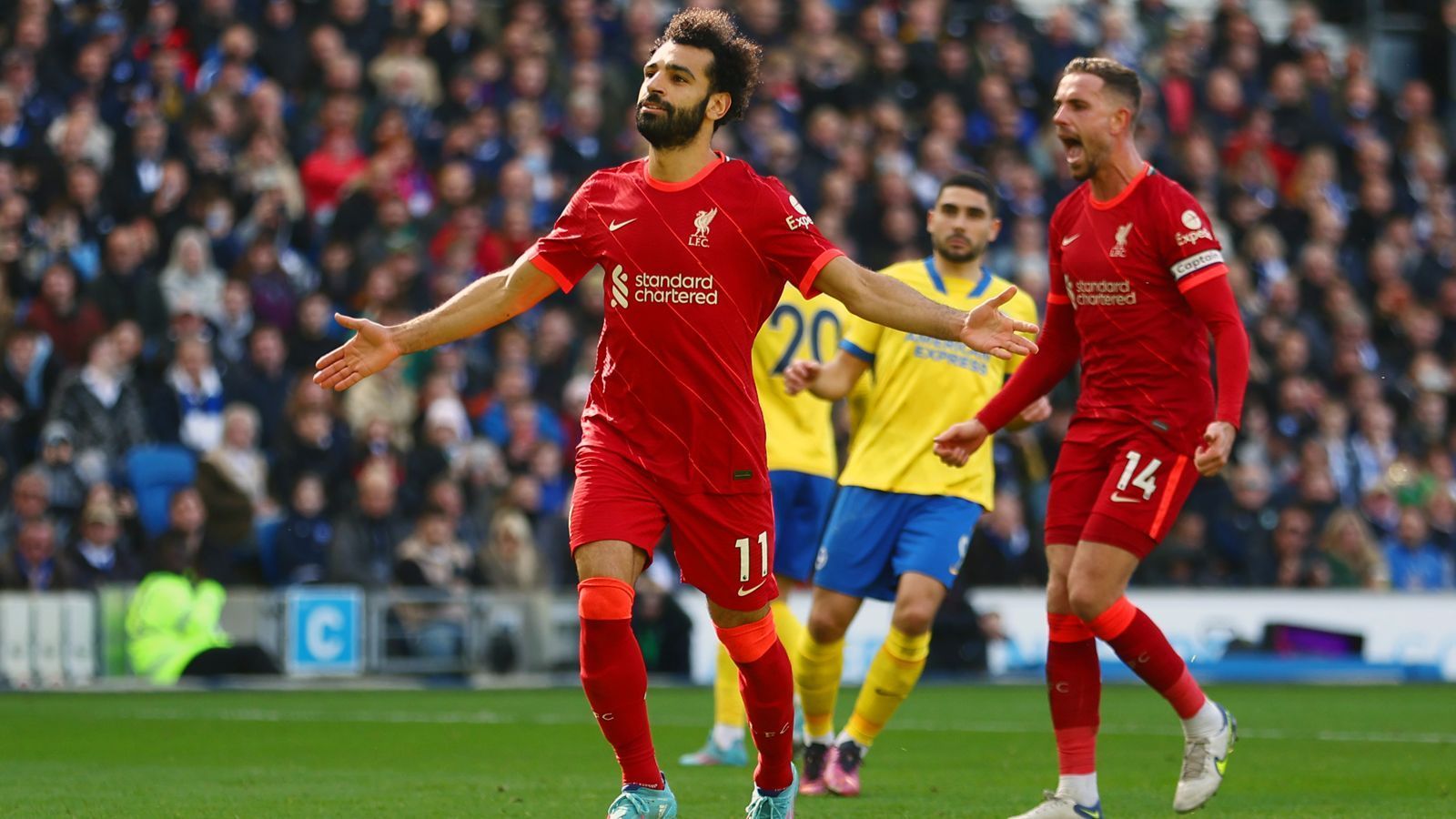 
                <strong>Angriff: Mohamed Salah (FC Liverpool)</strong><br>
                Mit Liverpools Mohamed Salah darf natürlich der Torschützenkönig (gemeinsam mit Tottenhams Heung-Min Son) nicht im Team des Jahres fehlen. Der Ägypter steuerte zu Liverpools Platz zwei immerhin 23 Treffer bei, zudem auch noch 14 Vorlagen. Damit lag der 29-Jährige in der Saison 2021/22 auch in der Scorerliste der Premier League ganz vorne - dieses Mal vor Son. 
              