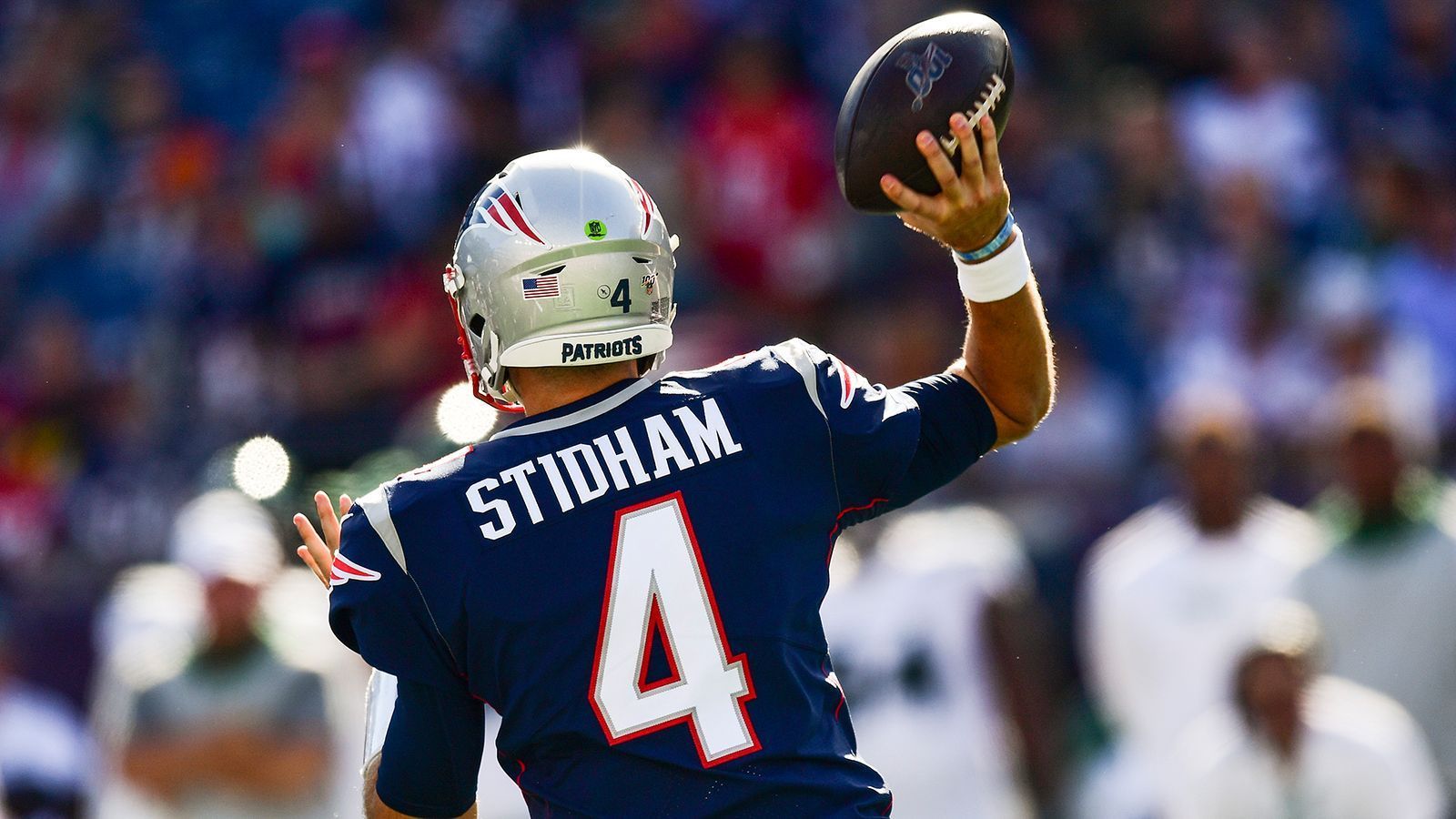 
                <strong>Jarrett Stidham</strong><br>
                Nun ist ein Jahr verstrichen, seitdem das Team von Besitzer Robert Kraft den talentierten Signal Caller von Auburn in der vierten Runde wählte. Ein besseres Umfeld, um den nötigen Feinschliff zu erhalten und die mentalen Aspekte des Footballspielens zu verstehen, hätte es für Stidham kaum geben können. Eine Saison lernte er von einem der besten Quarterbacks der NFL-Geschichte, der ihm vorlebte, wie ein Signal Caller sich vorbereiten sollte. Im Training spielte er gegen die stärkste Defensive der vergangenen Saison, einen besseren Test gibt es wohl nicht.
              