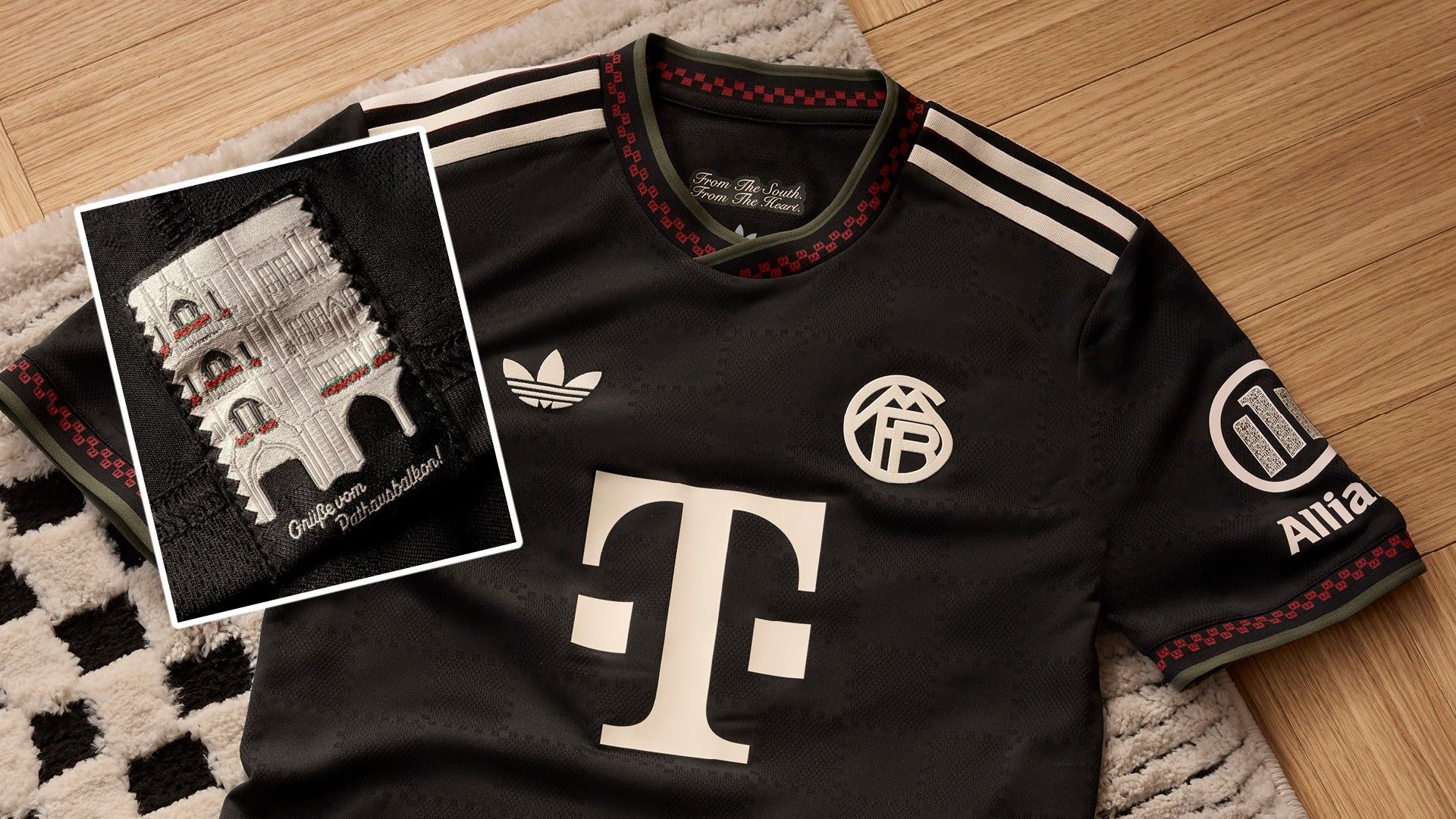 <strong>FC Bayern München - Champions-League-Trikot</strong><br>Der FC Bayern hat sein neues Königsklassen-Trikot mit historischem Klub-Logo vorgestellt. Das schwarze Jersey steht unter dem Motto "Grüße vom Rathausbalkon", was als Label am Saum zu finden ist. Die Botschaft dahinter: Der FCB will auch 2025/26 wieder Trophäen präsentieren. Zudem ist der Slogan "From the South. From the Heart." im Nacken des Trikots zu finden, um die enge Verbindung zwischen Verein, Spielern und Fans zu feiern.