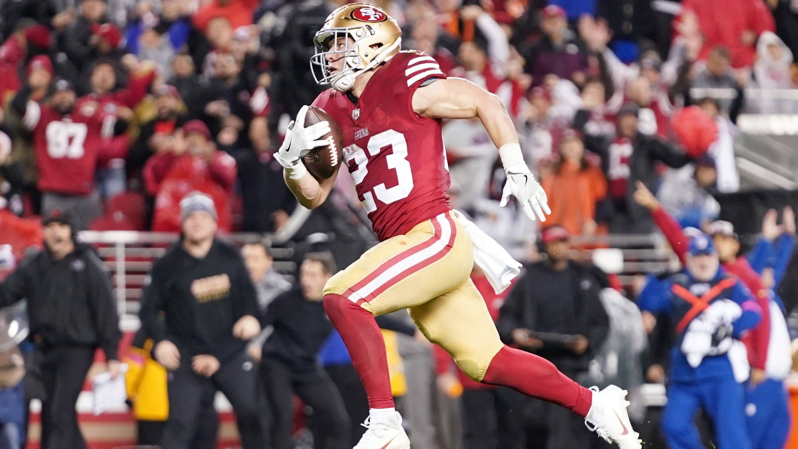 <strong>Offensive Player of the Year</strong> <br>Christian McCaffrey, San Francisco 49ers, Running Back<br><strong>Wahlergebnis mit Punkteabstufung 5-3-1:</strong> <br>1. CMC, 39-8-3 = 222; <br>2. Tyreek Hill, Wide Receiver, Dolphins, 7-32-8 = 139<br>3. CeeDee Lamb, Wide Receiver, Cowboys, 1-4-28 = 45;<br>4. Lamar Jackson, 3-3-8 = 32<br>5. Dak Prescott, 0-1-2 = 5
