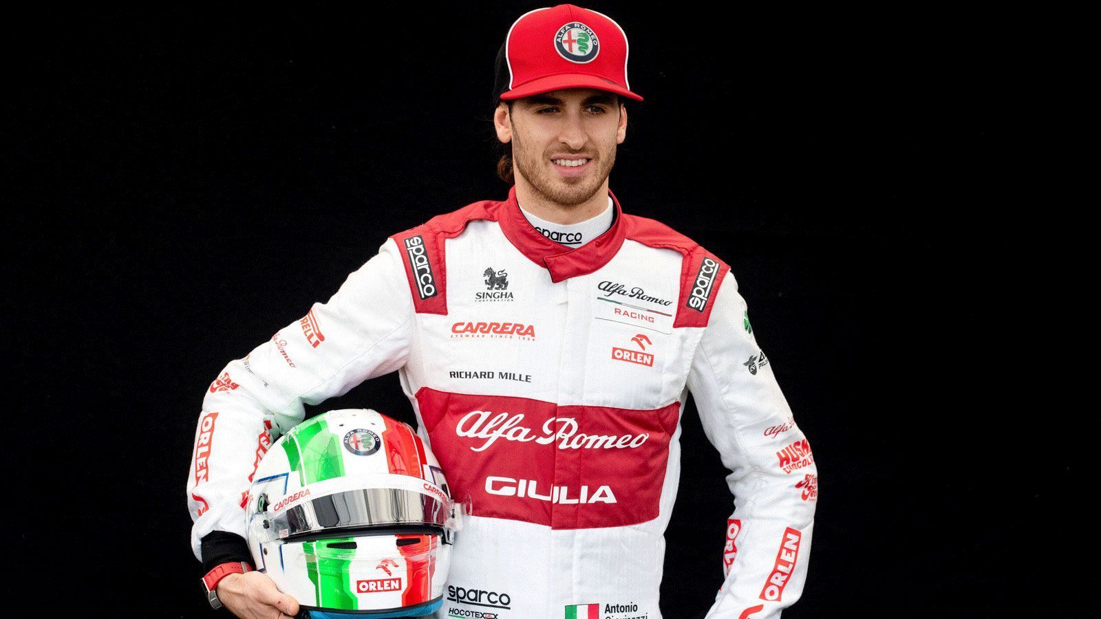 
                <strong>Antonio Giovinazzi (Alfa Romeo Racing)</strong><br>
                Antonio Giovinazzi huldigt auf seinem Helm für die Formel-1-Saison 2020 sein Heimatland. Über die gesamte Kopfbedeckung erstreckt sich die italienische Flagge.
              