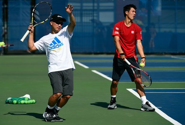 
                <strong>Michael Chang und Kei Nishikori (2014)</strong><br>
                Kei Nishikori steht in seinem ersten Grand-Slam-Halbfinale. Der Japaner wird seit Ende des Jahres 2013 von Chang trainiert und klettert seitdem auf der Weltrangliste. Aktuell steht der 25-Jährige auf Platz elf.
              